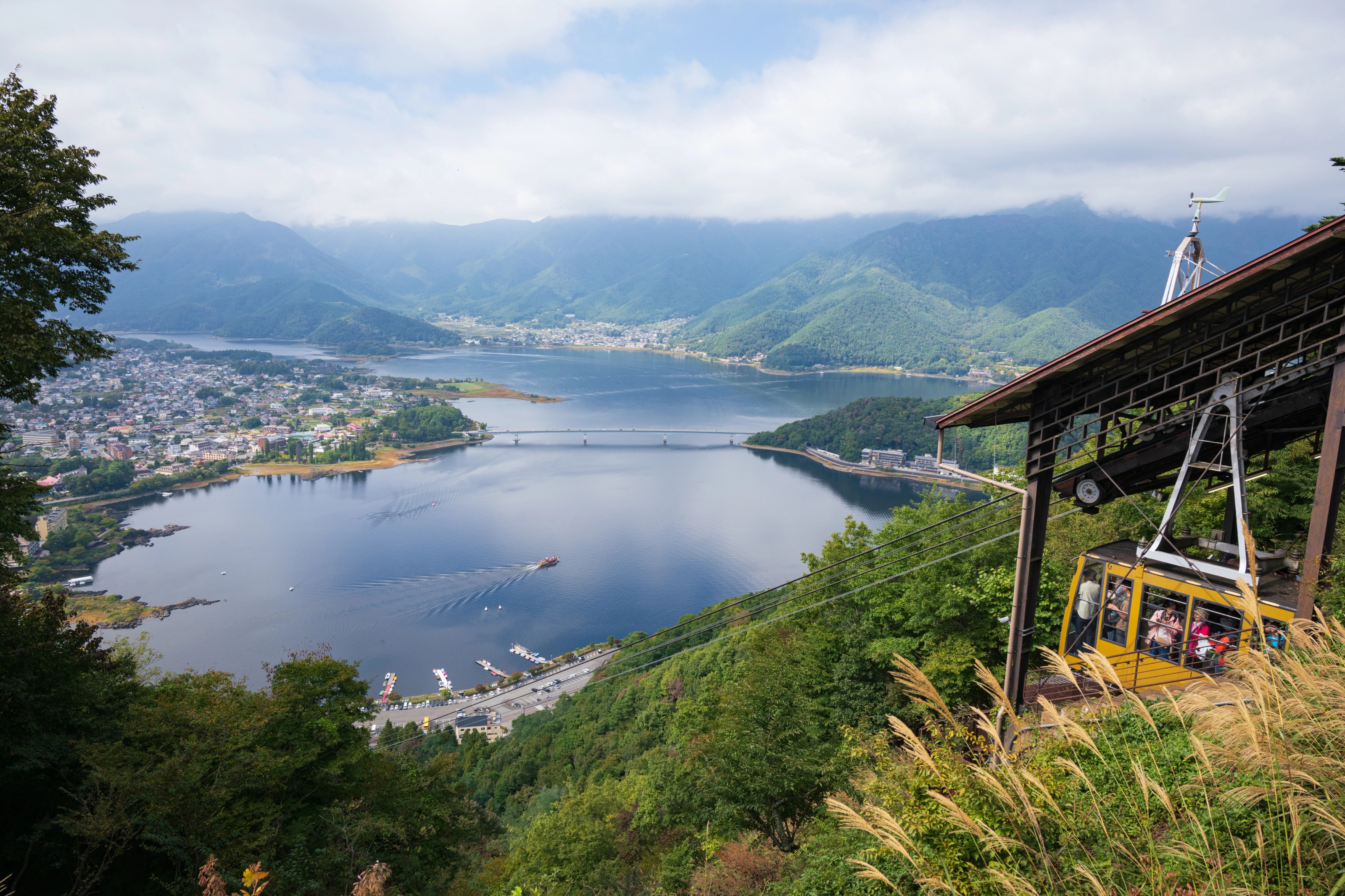 Vue panoramique sur le lac Kawaguchi et les reliefs de Yamanashi.