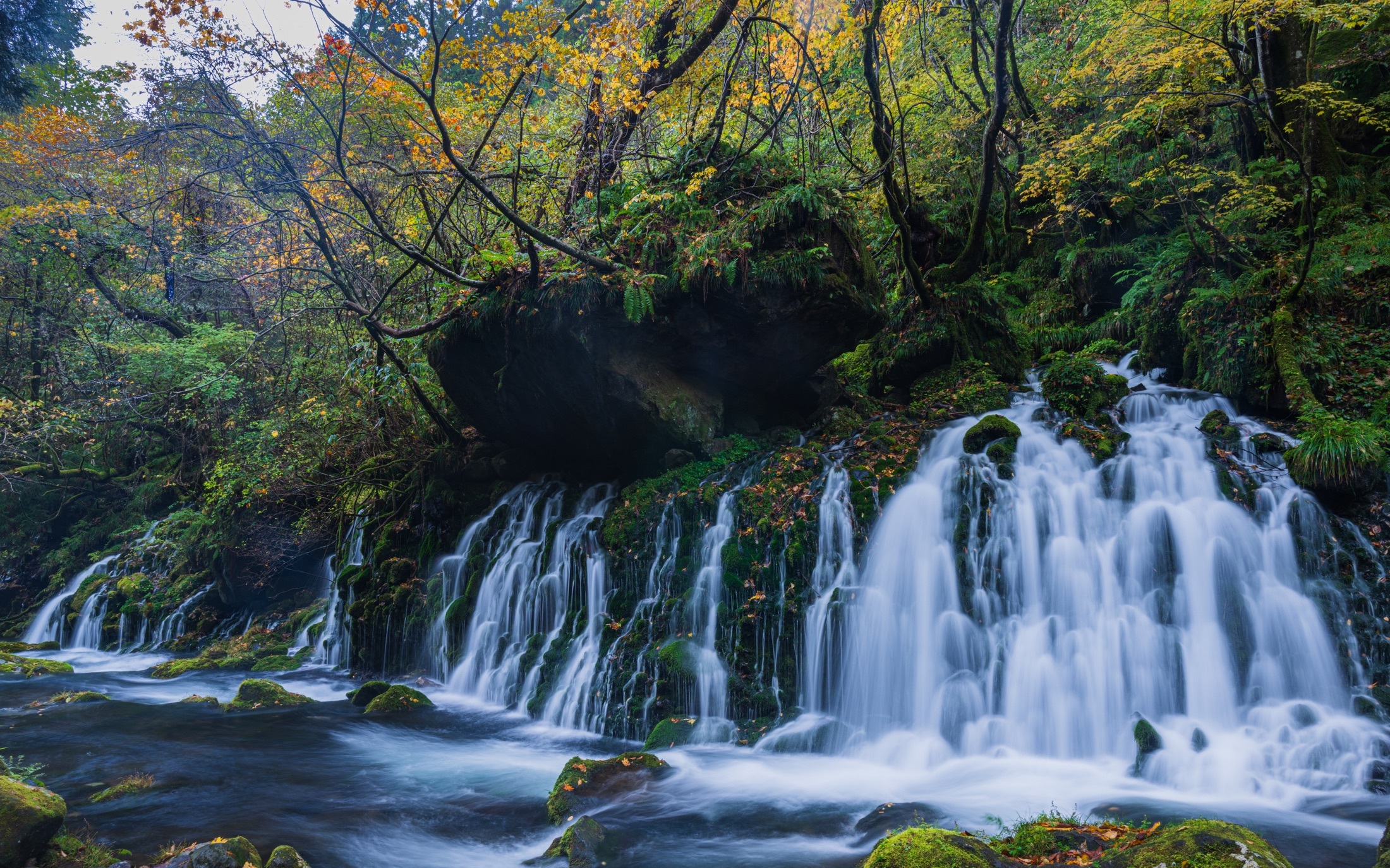 Une succession de cascades s’étend sous les feuillages colorés d’Akita.