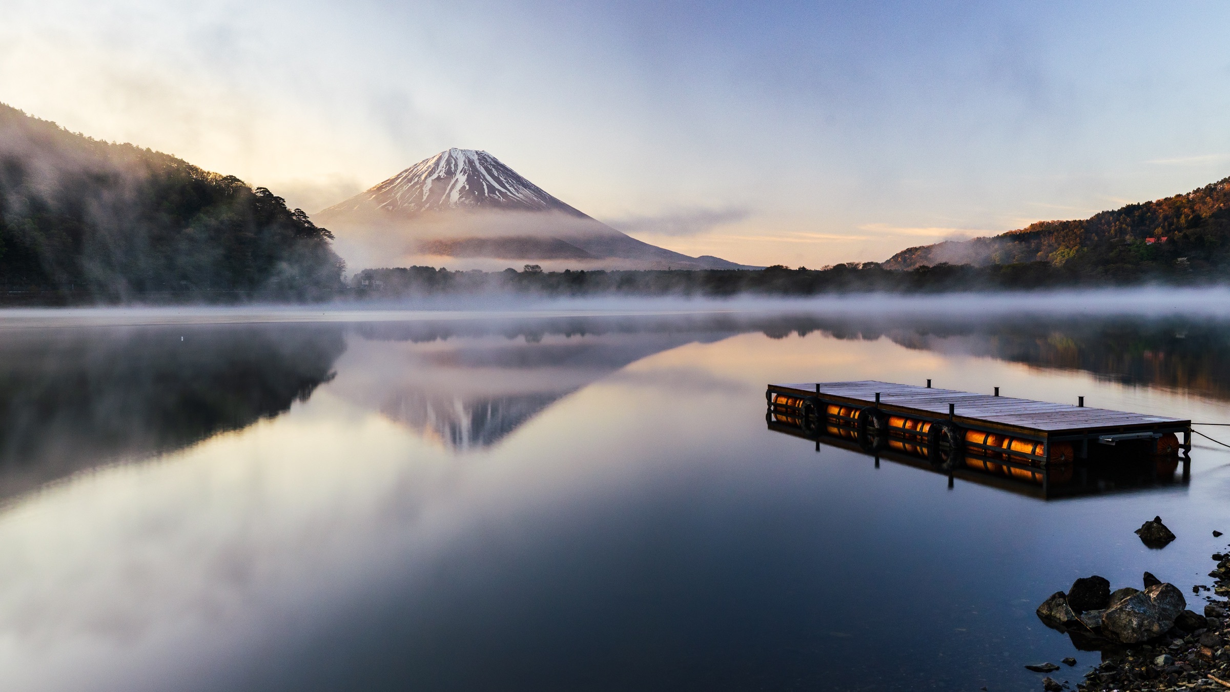 Le mont Fuji émerge de la brume matinale au-dessus du lac Kawaguchi.