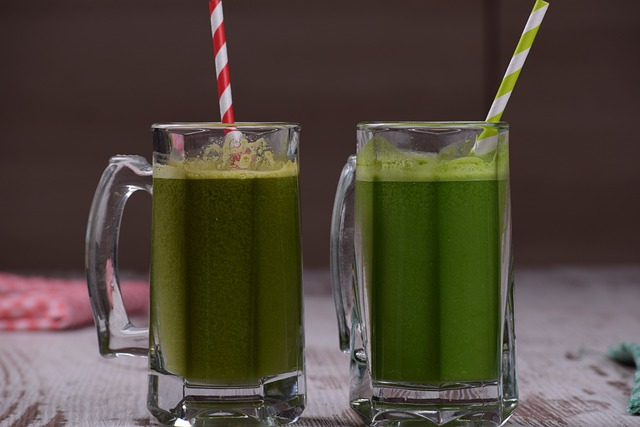 Green smoothies in glasses