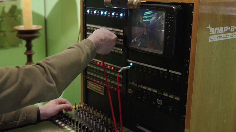 Selecteren van keuzes in artiest, stijl en materiaal door kabels in te pluggen