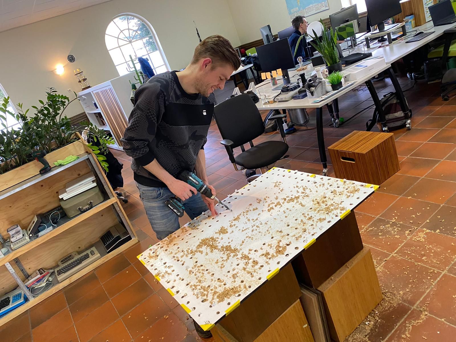 Peeke boort tijdens de hackathon