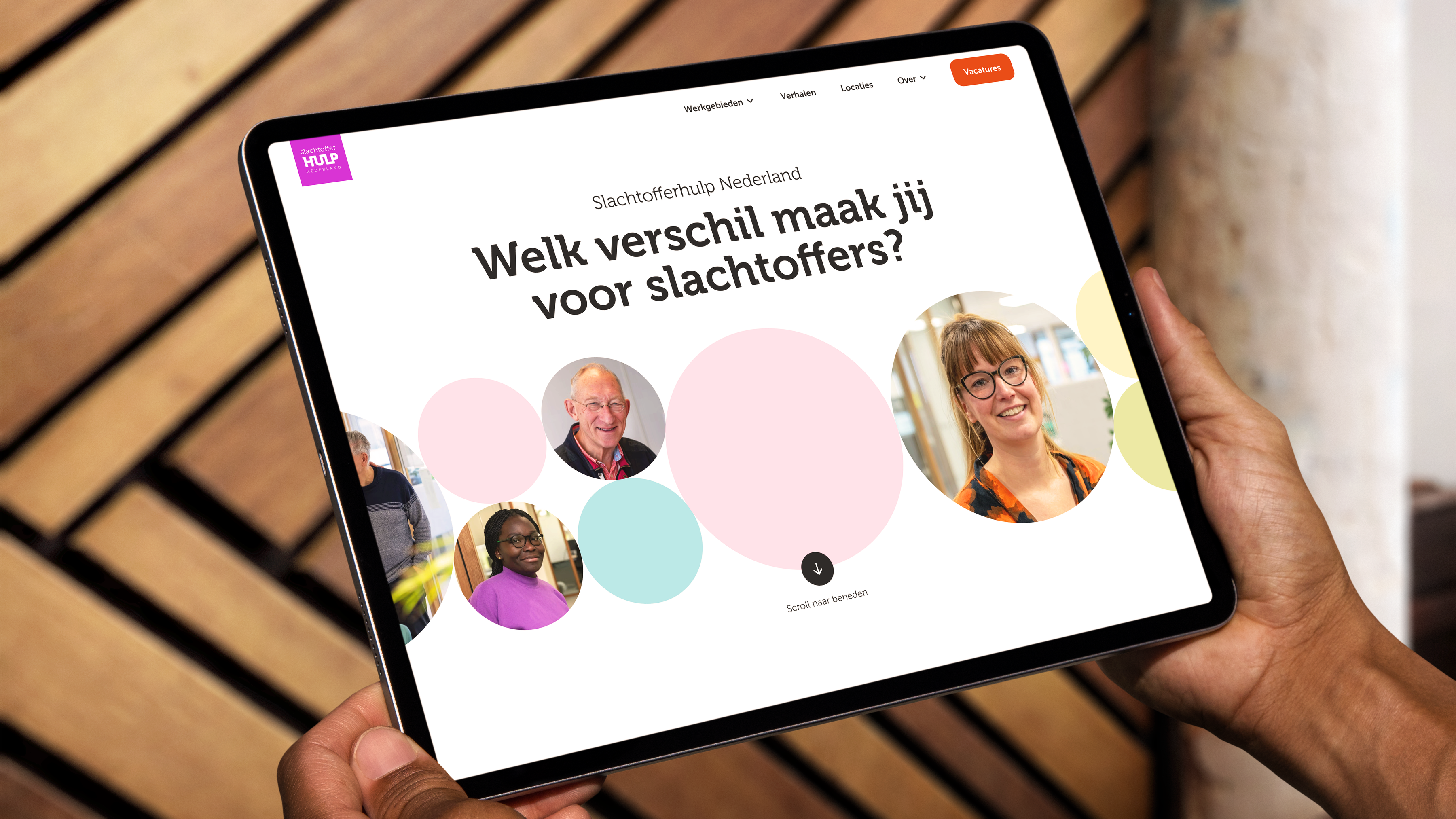Tablet met de homepage van de recruitmentsite en smartphone met een artikel uit de site.