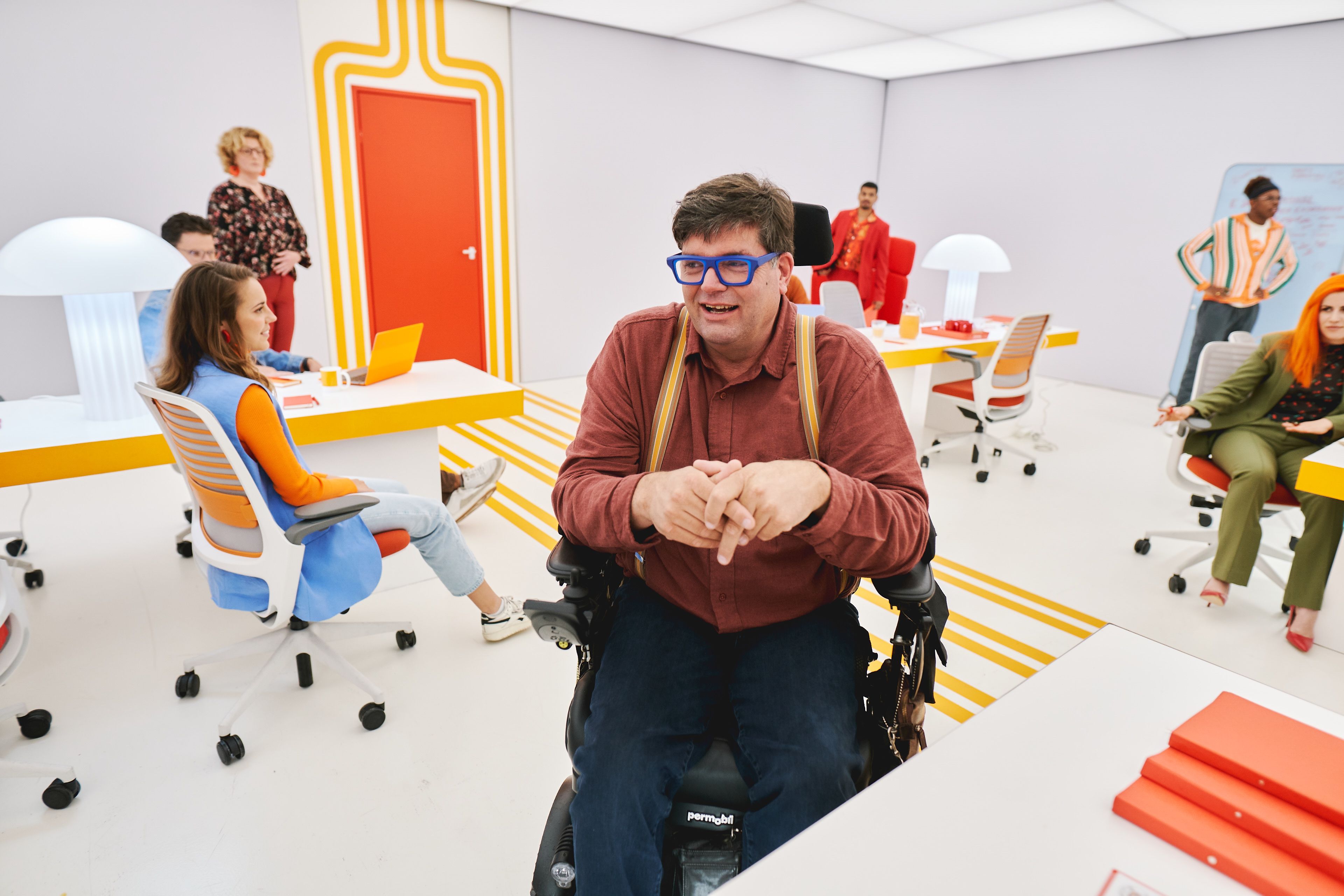 Mensen aan het werk in een funky ruimte