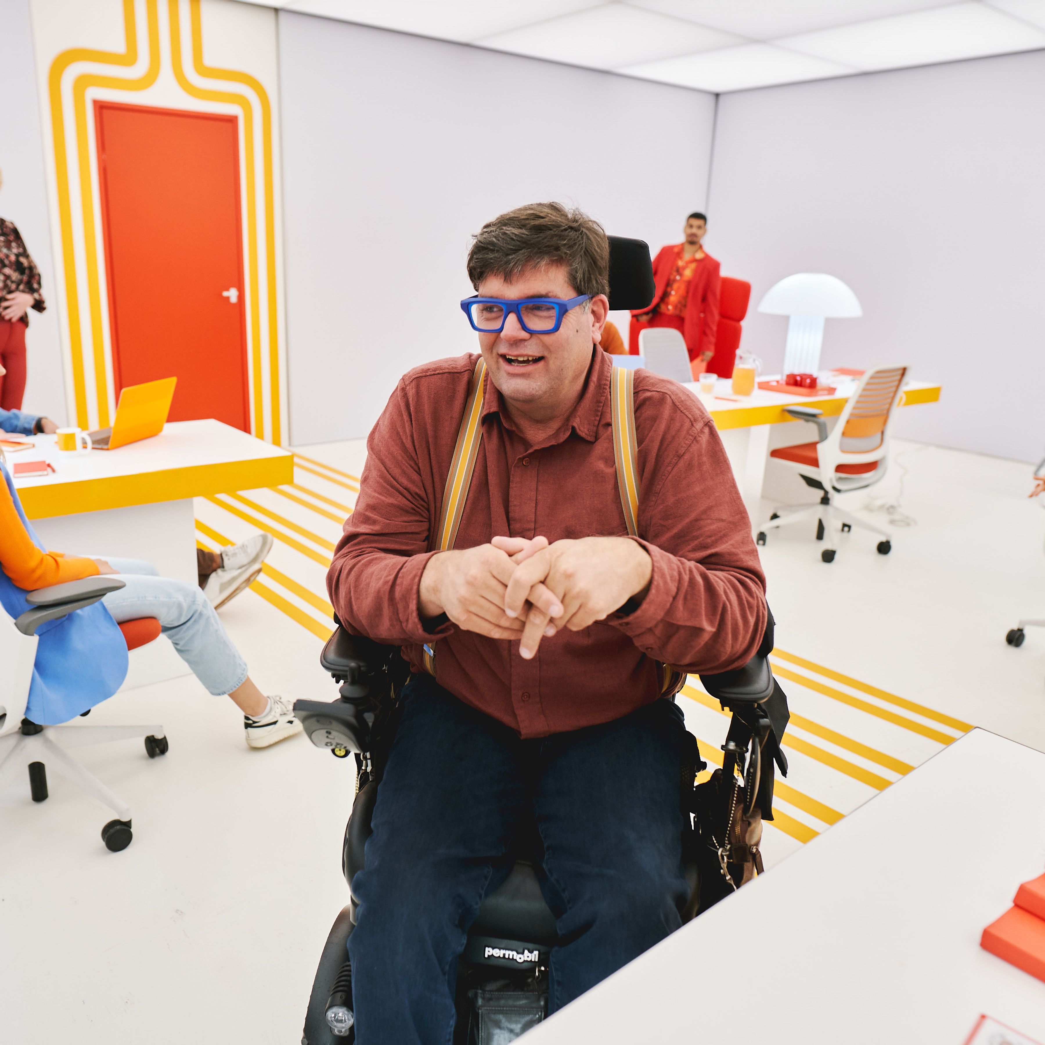 Mensen aan het werk in een funky ruimte