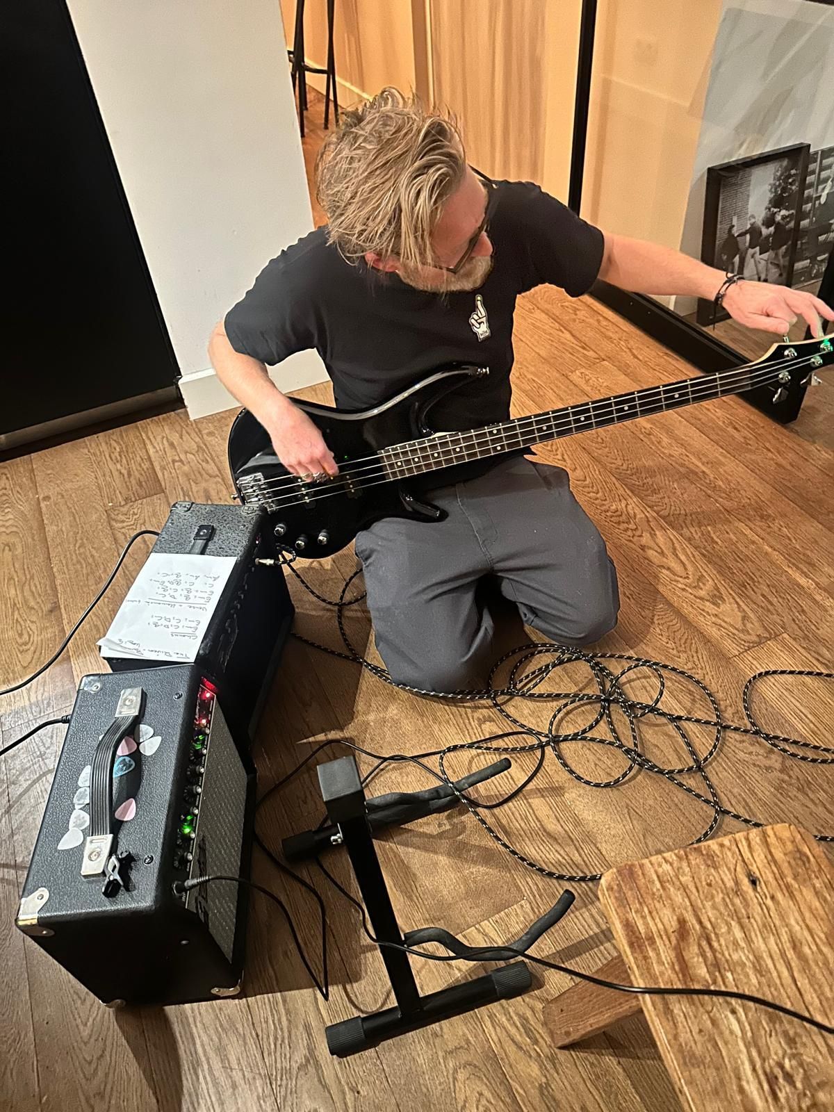 Ronald met basgitaar