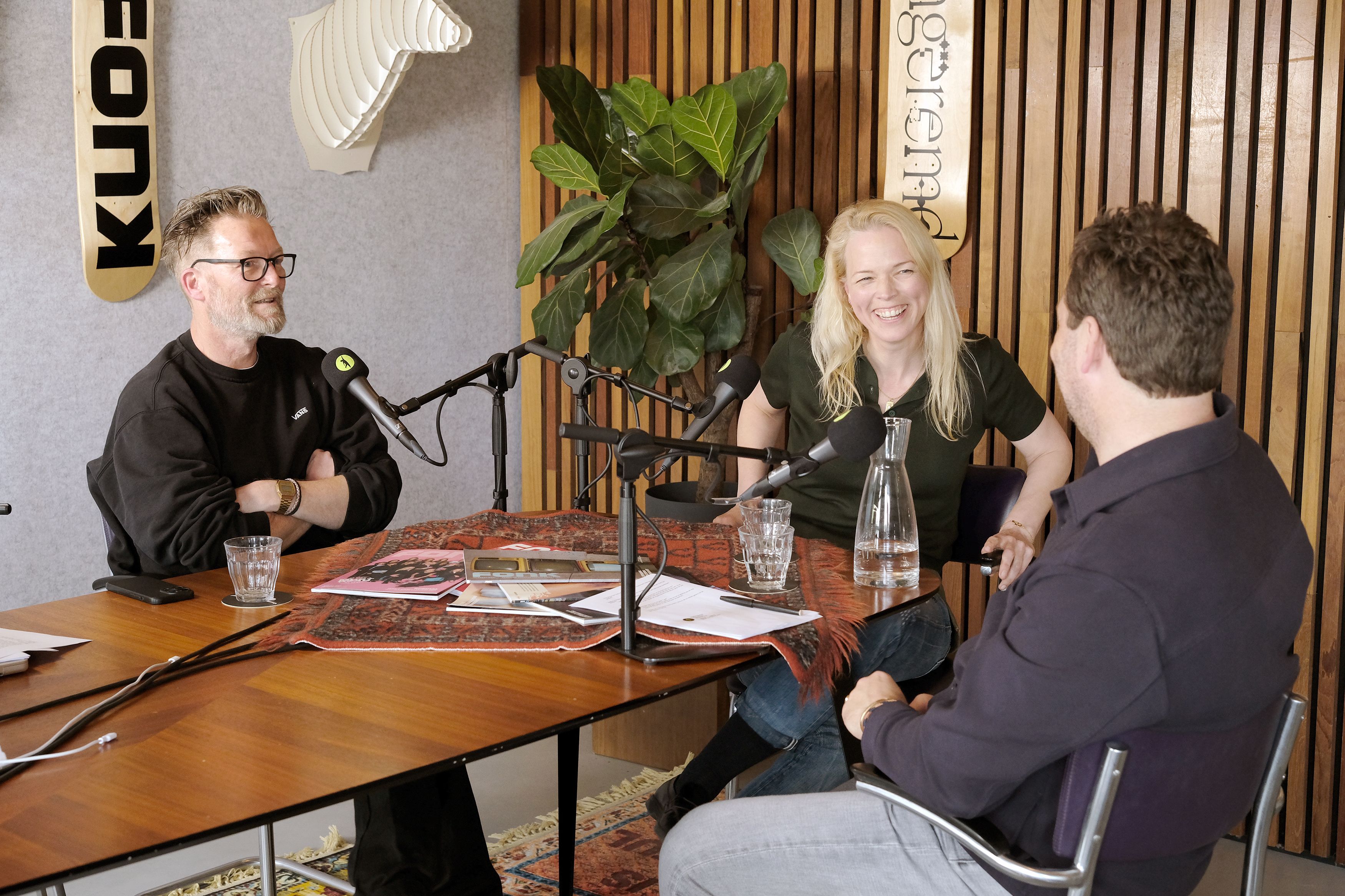 Thecla achter de microfoon bij de podcastopname