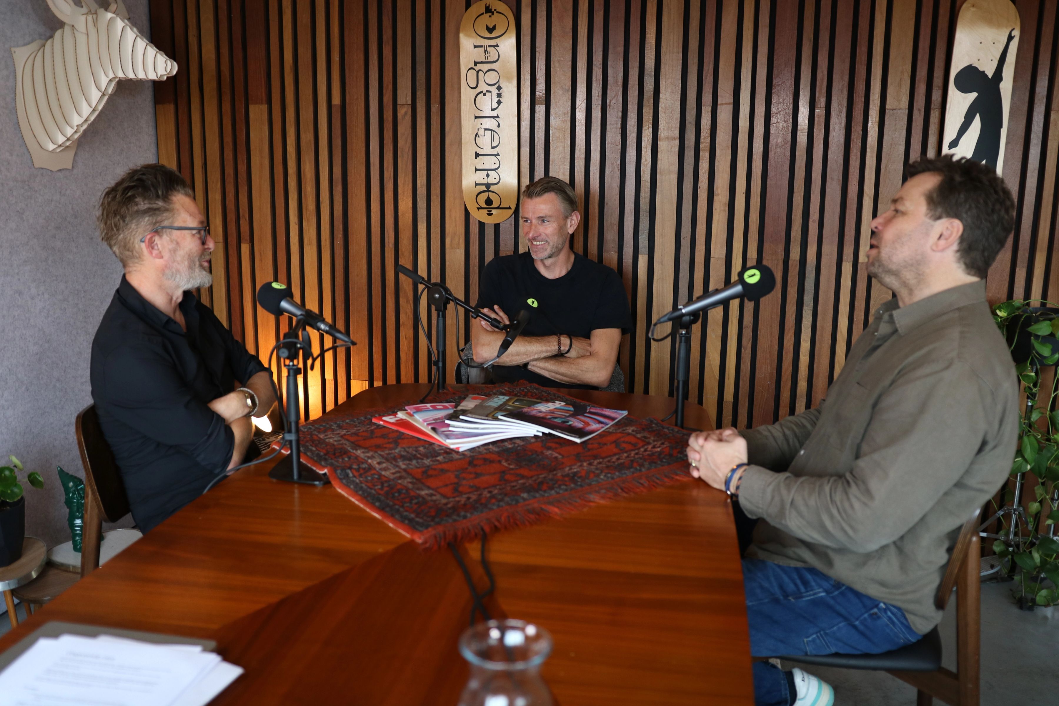 Freek aan de podcast-tafel met Ronald en Martin