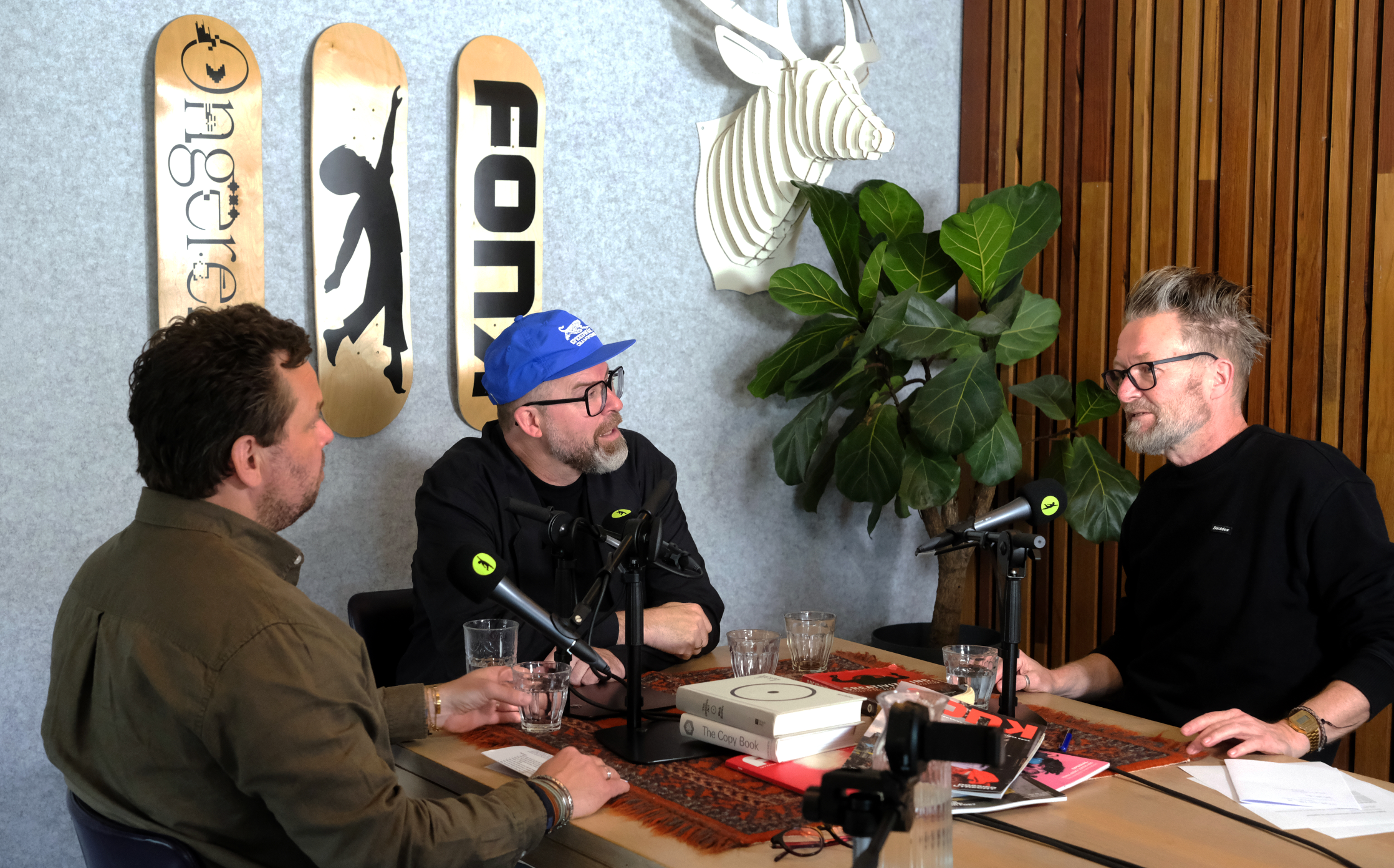 Martin Stiemer, Wilbert Leering en Ronald van Schaik achter de microfoons