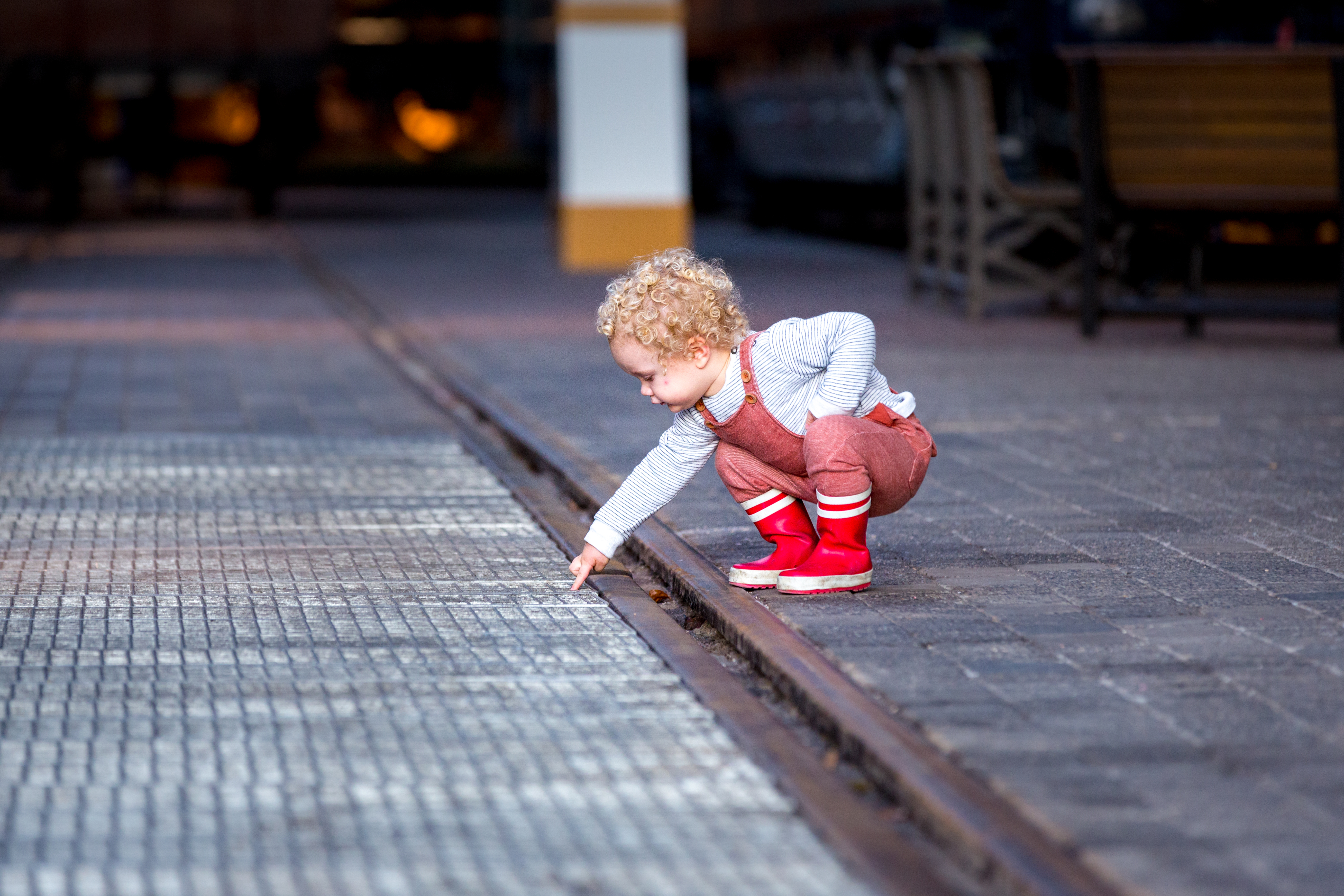 Spoorwegmuseum, kindje aan het spelen
