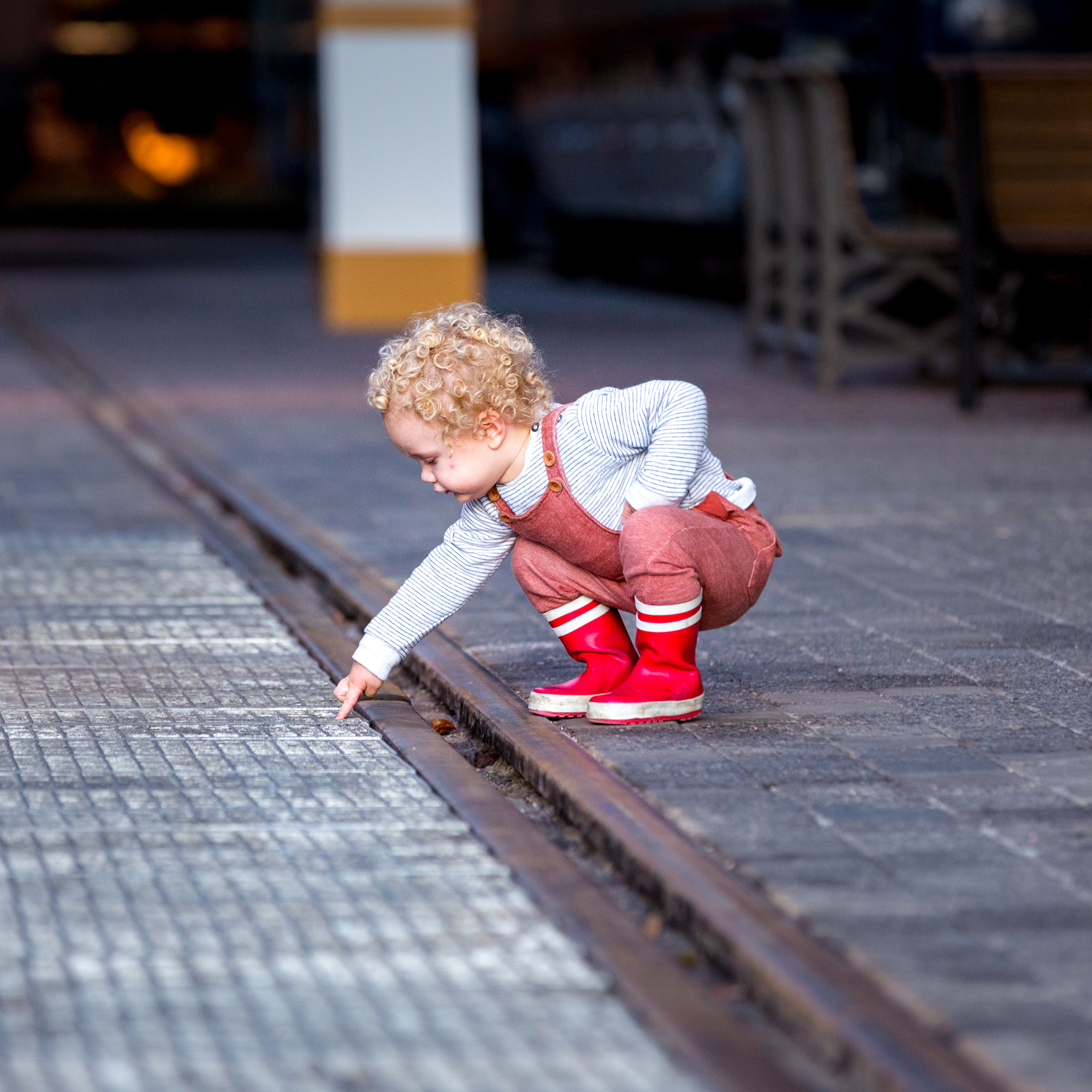 Spoorwegmuseum, kindje aan het spelen