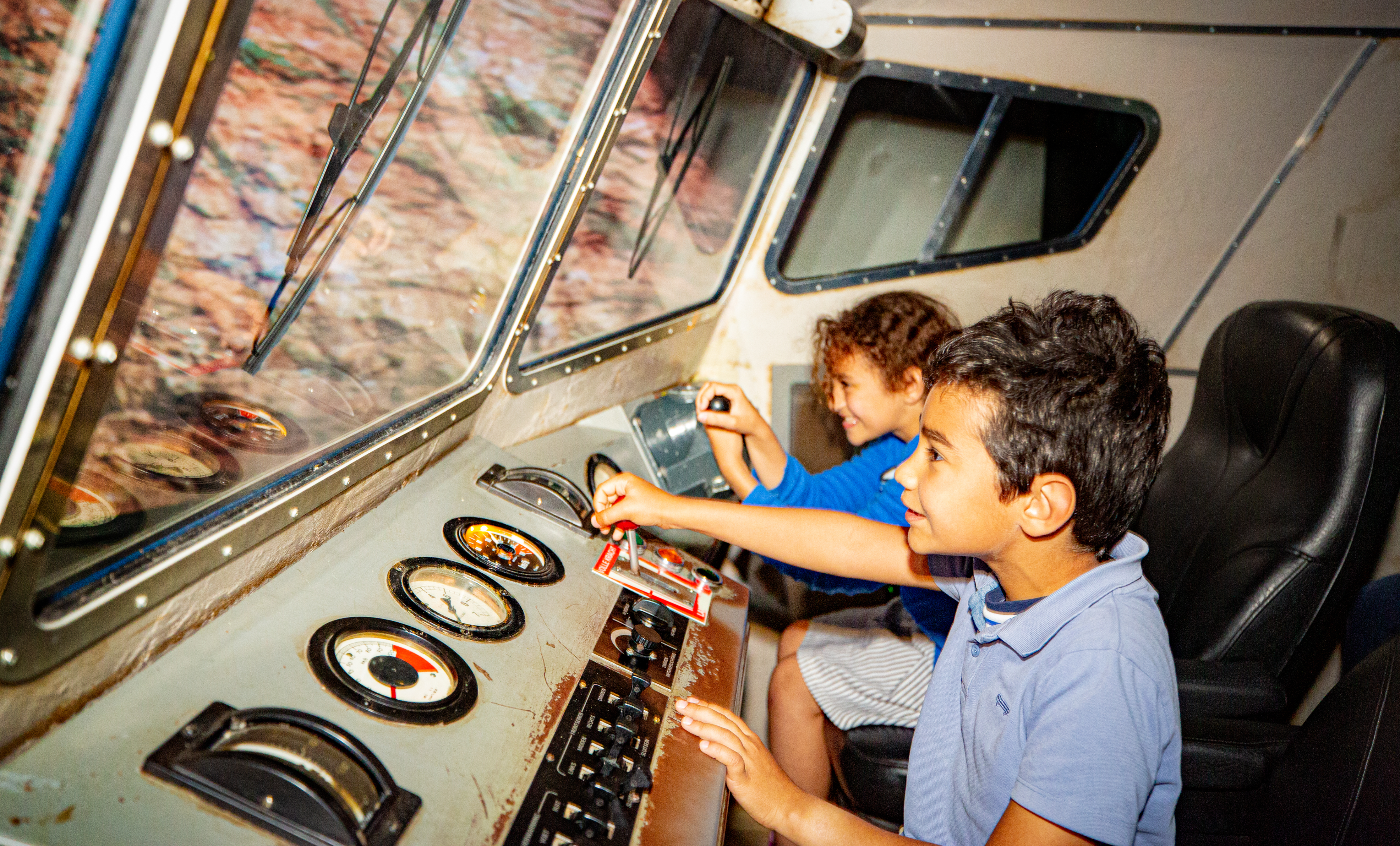 Foto in het Spoorwegmuseum met blije kinderen