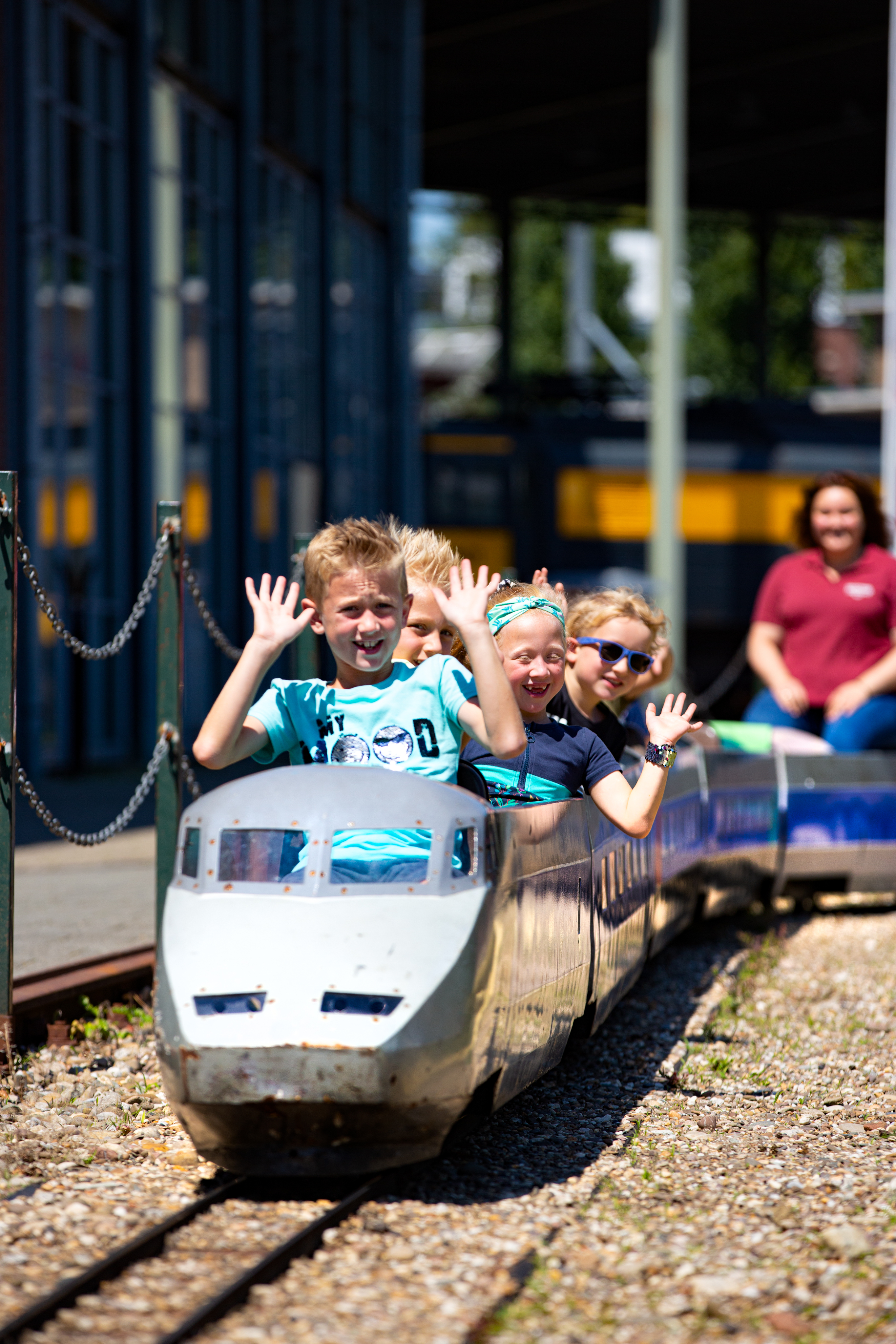 Spoorwegmuseum, kinderen aan het spelen in de trein