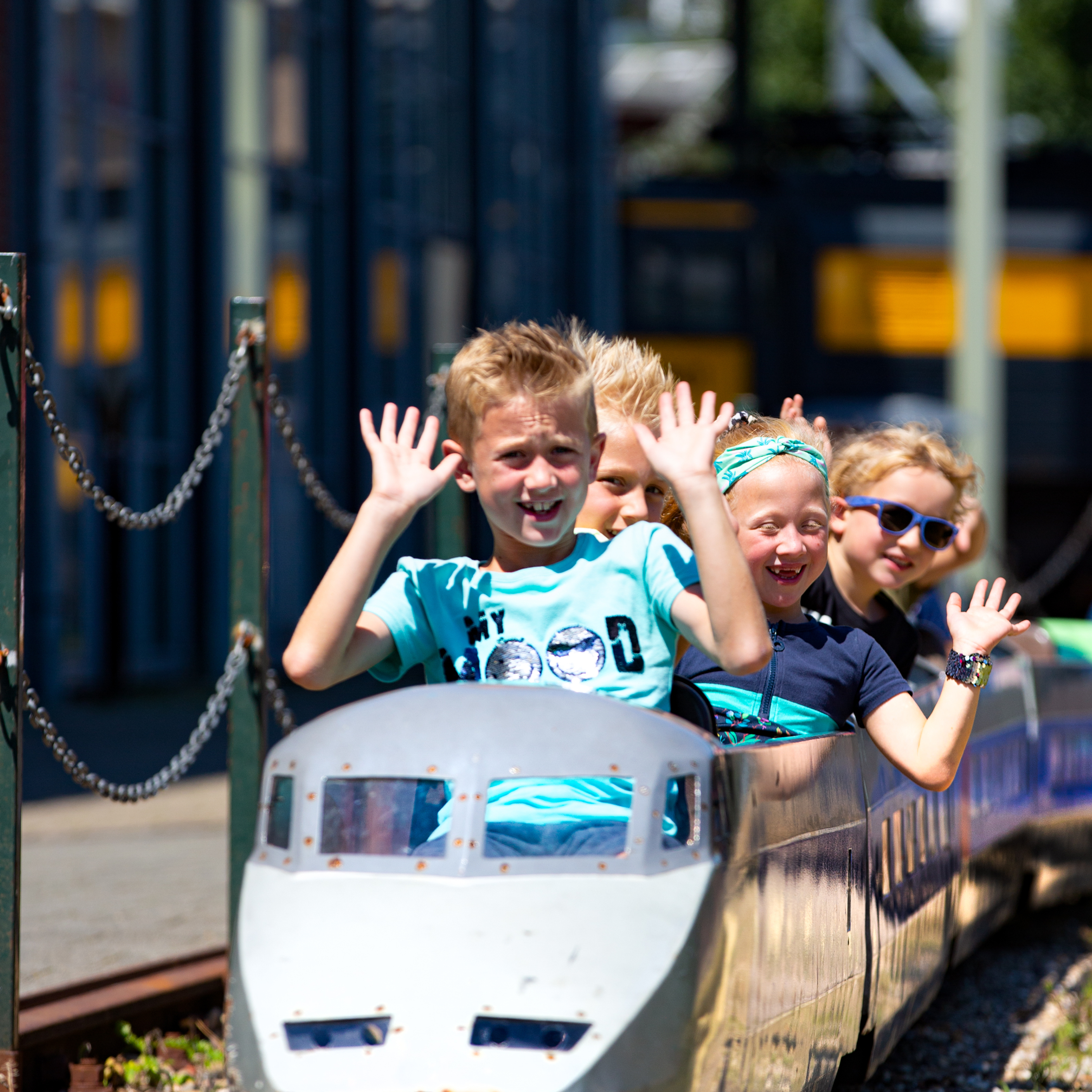Spoorwegmuseum, kinderen aan het spelen in de trein