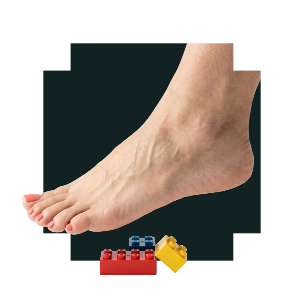 Voet die bijna in legosteentjes gaat staan