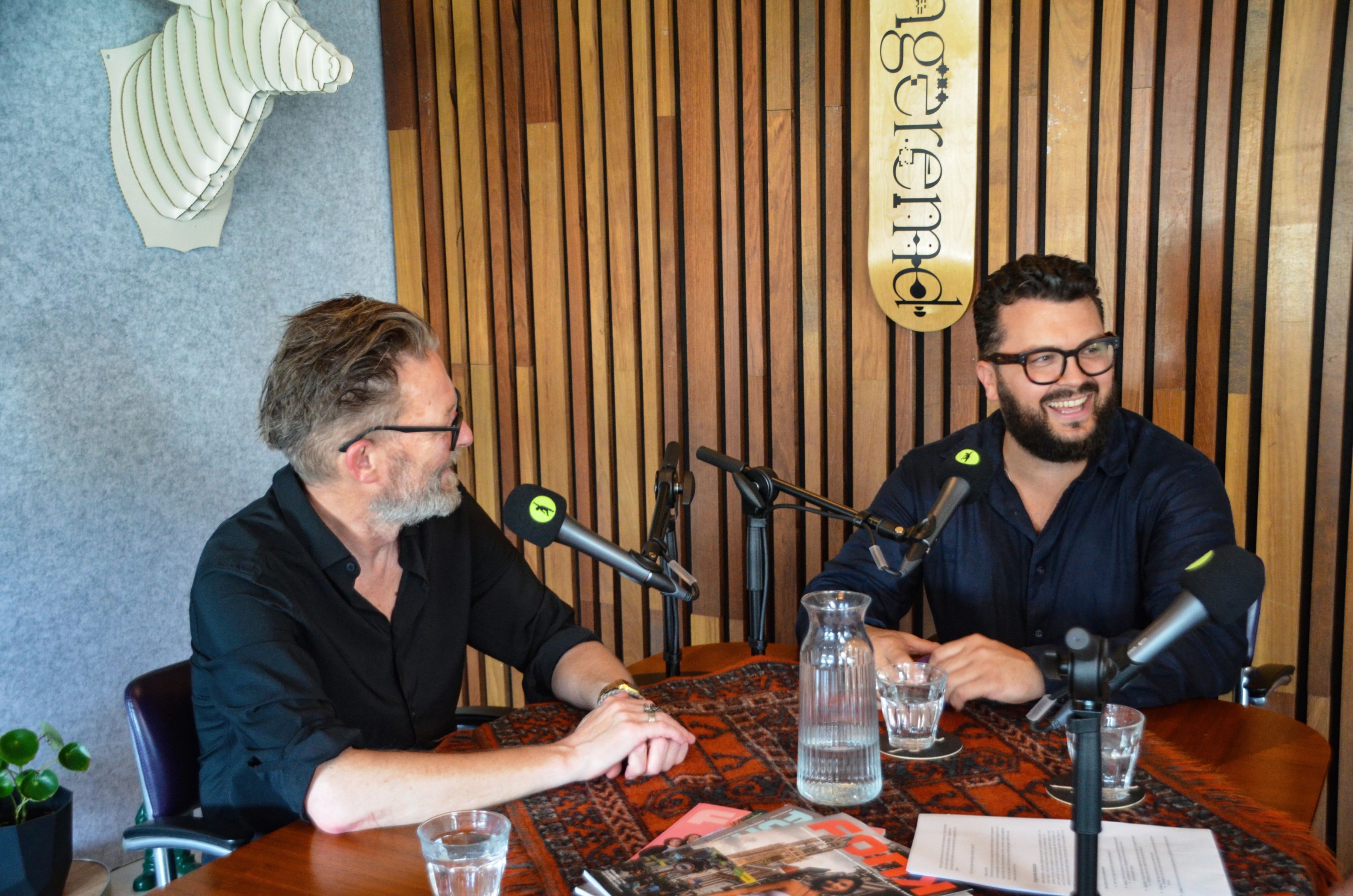 Ronald van Schaik en Melle Schellekens achter de podcastmicrofoons