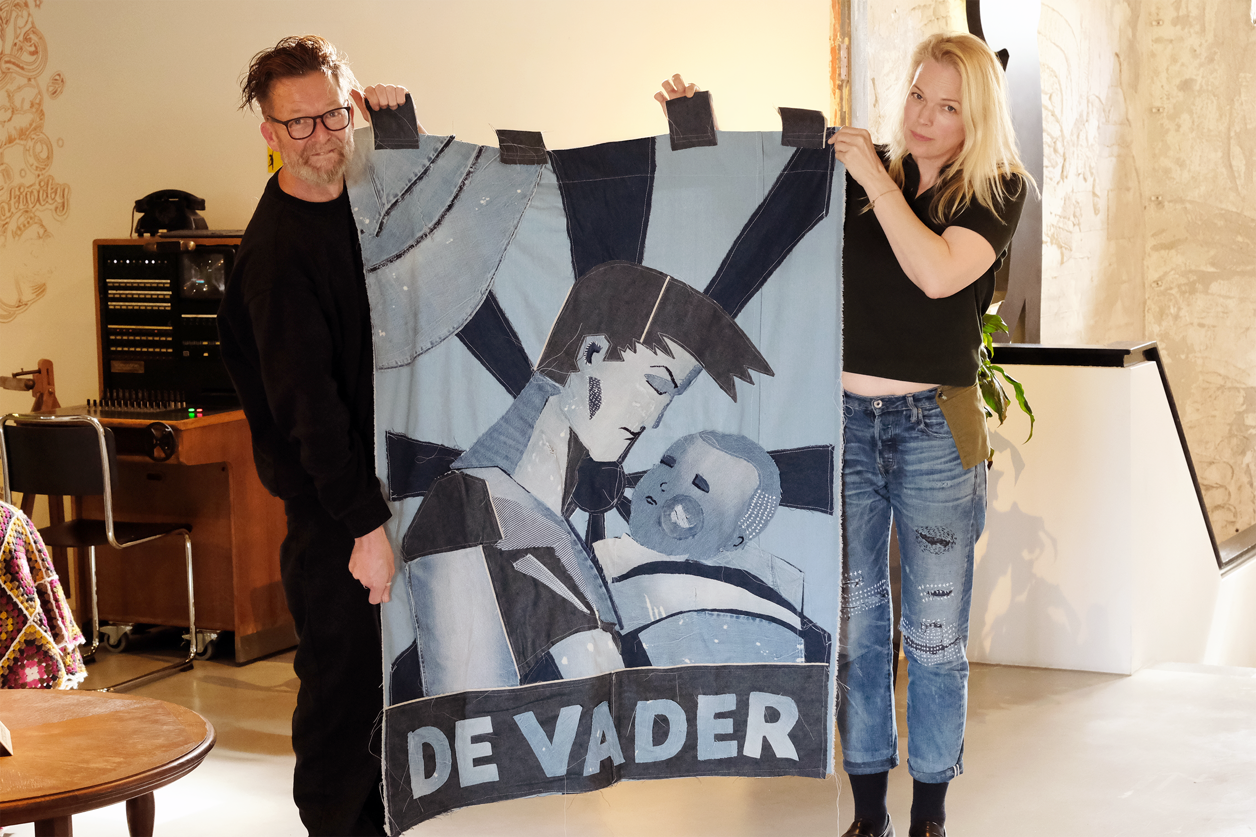 Thecla laat haar nieuwste kunstwerk zien