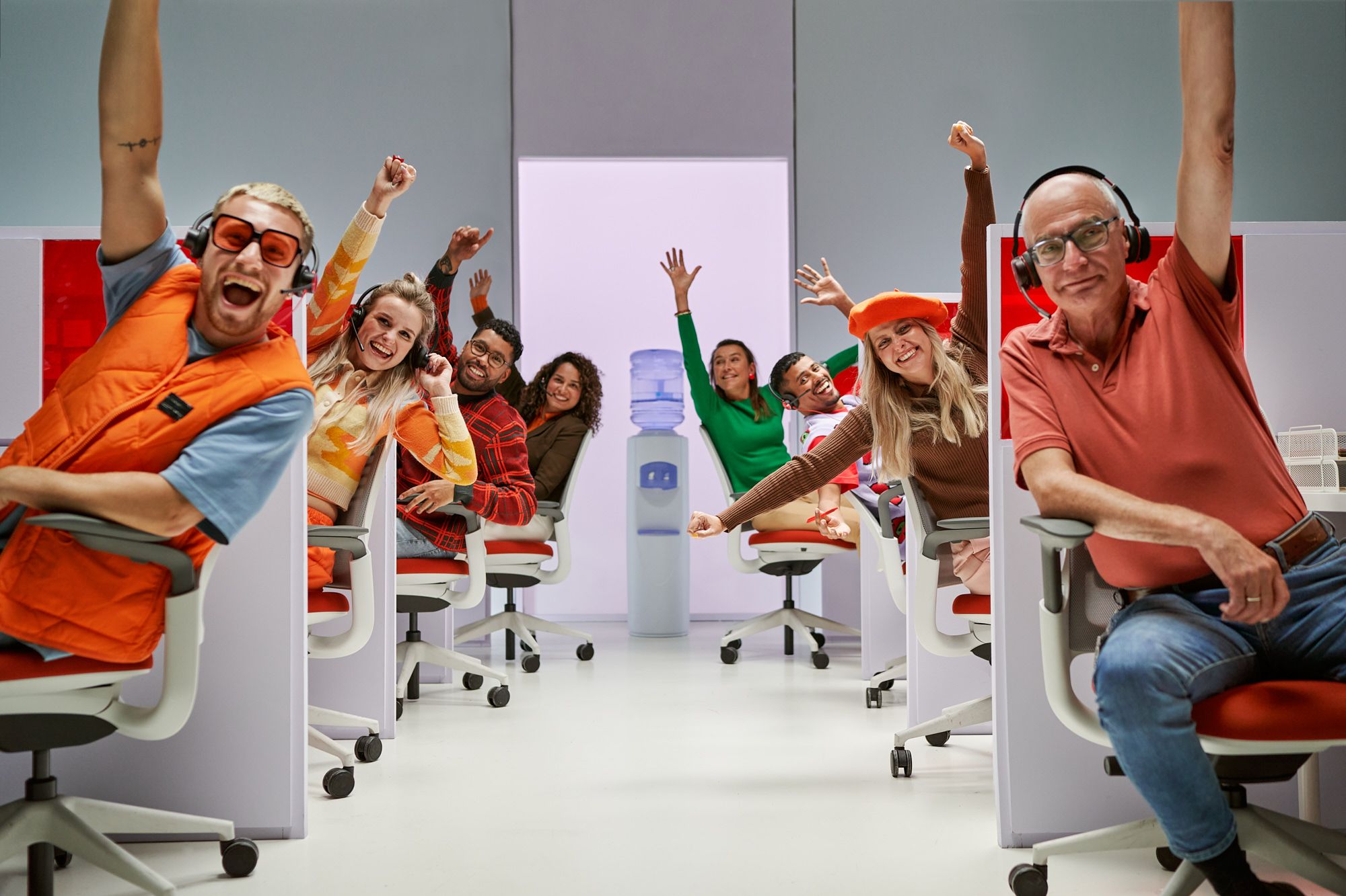 Blije bellende medewerkers