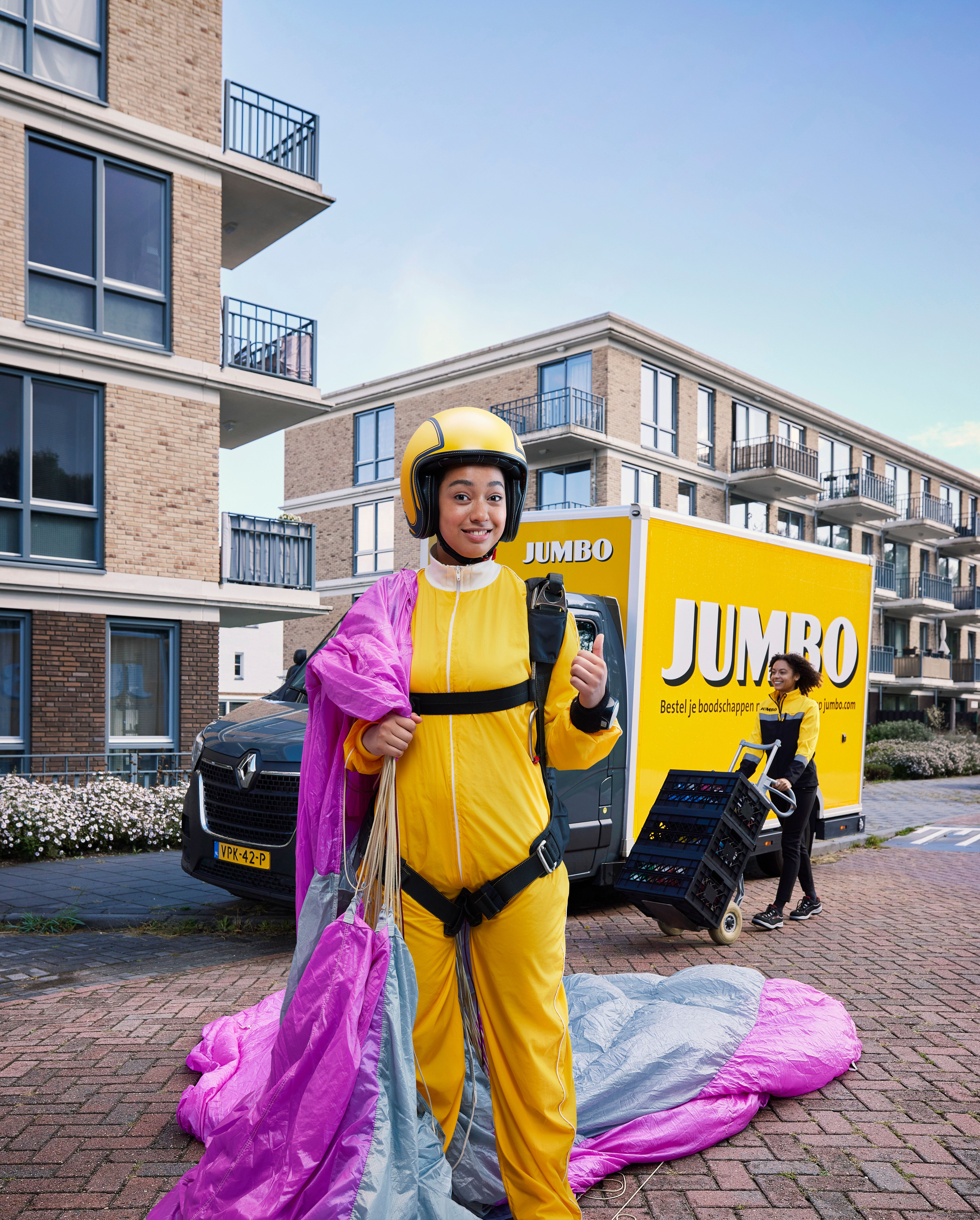 Jonge parachutist voor Jumbo bezorgbus