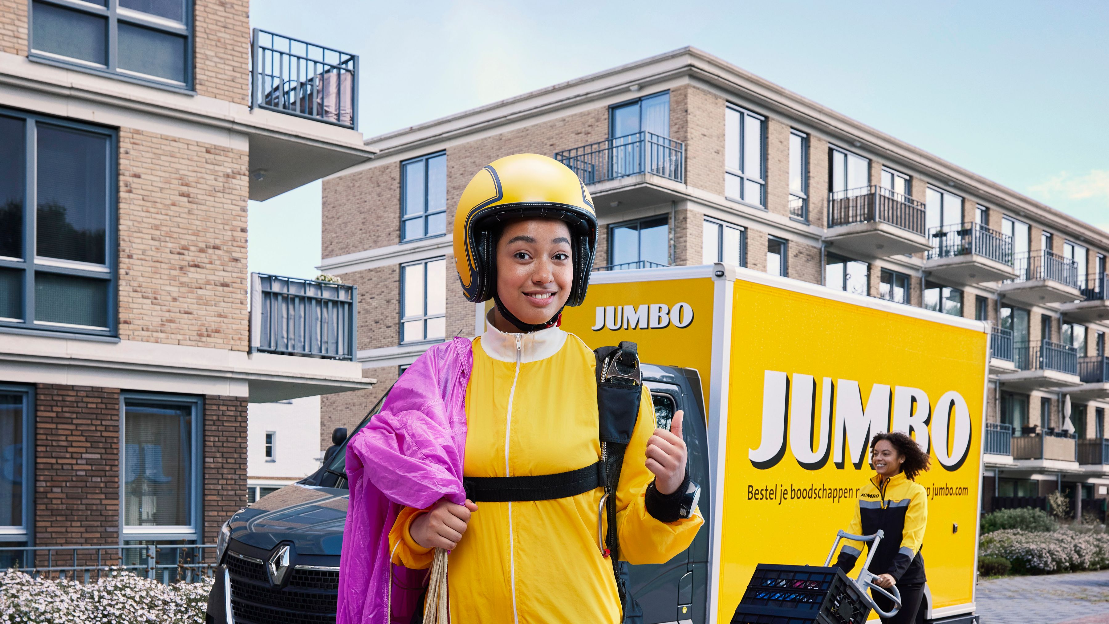 Jonge parachutist voor Jumbo bezorgbus