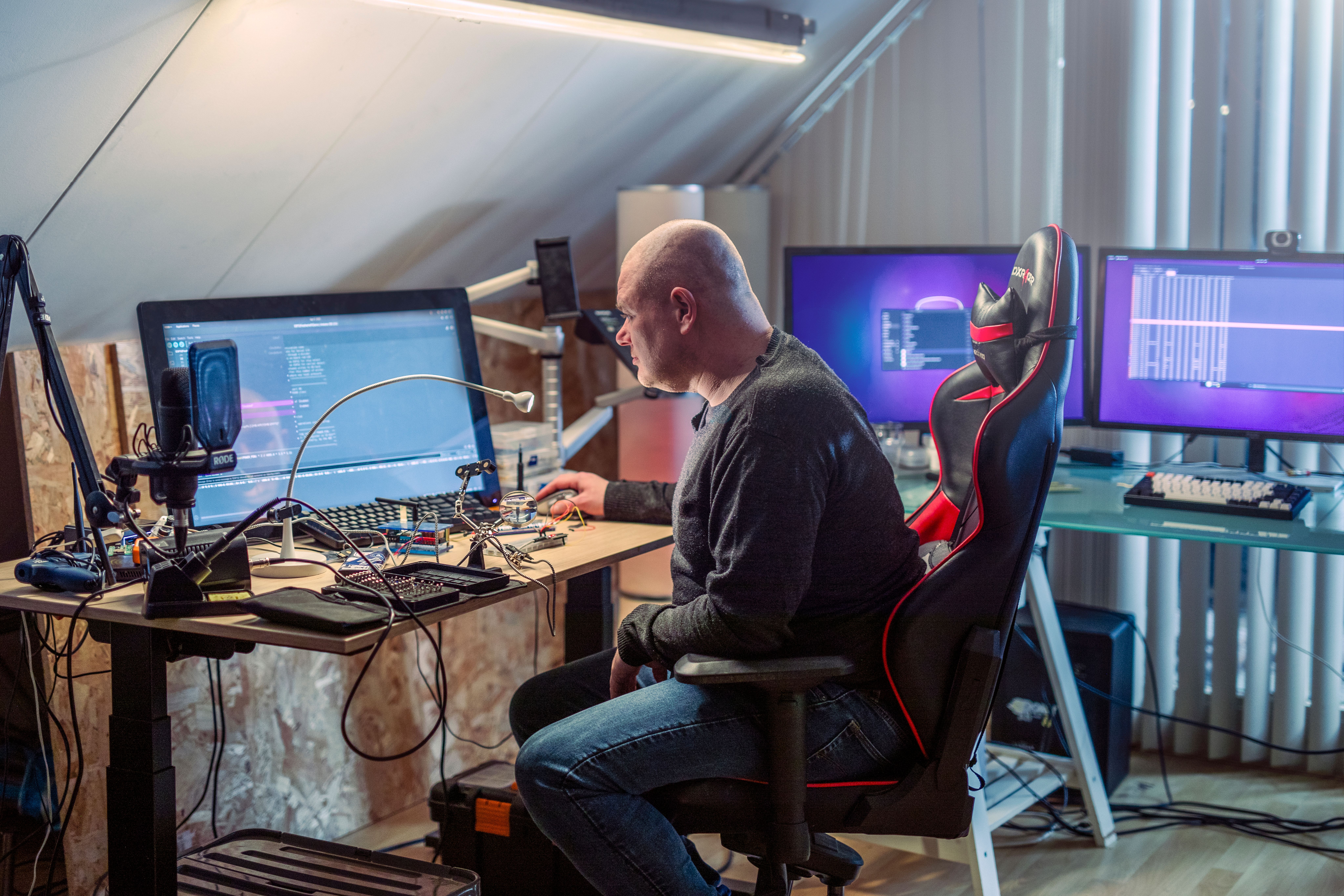 Man achter computer aan het solderen