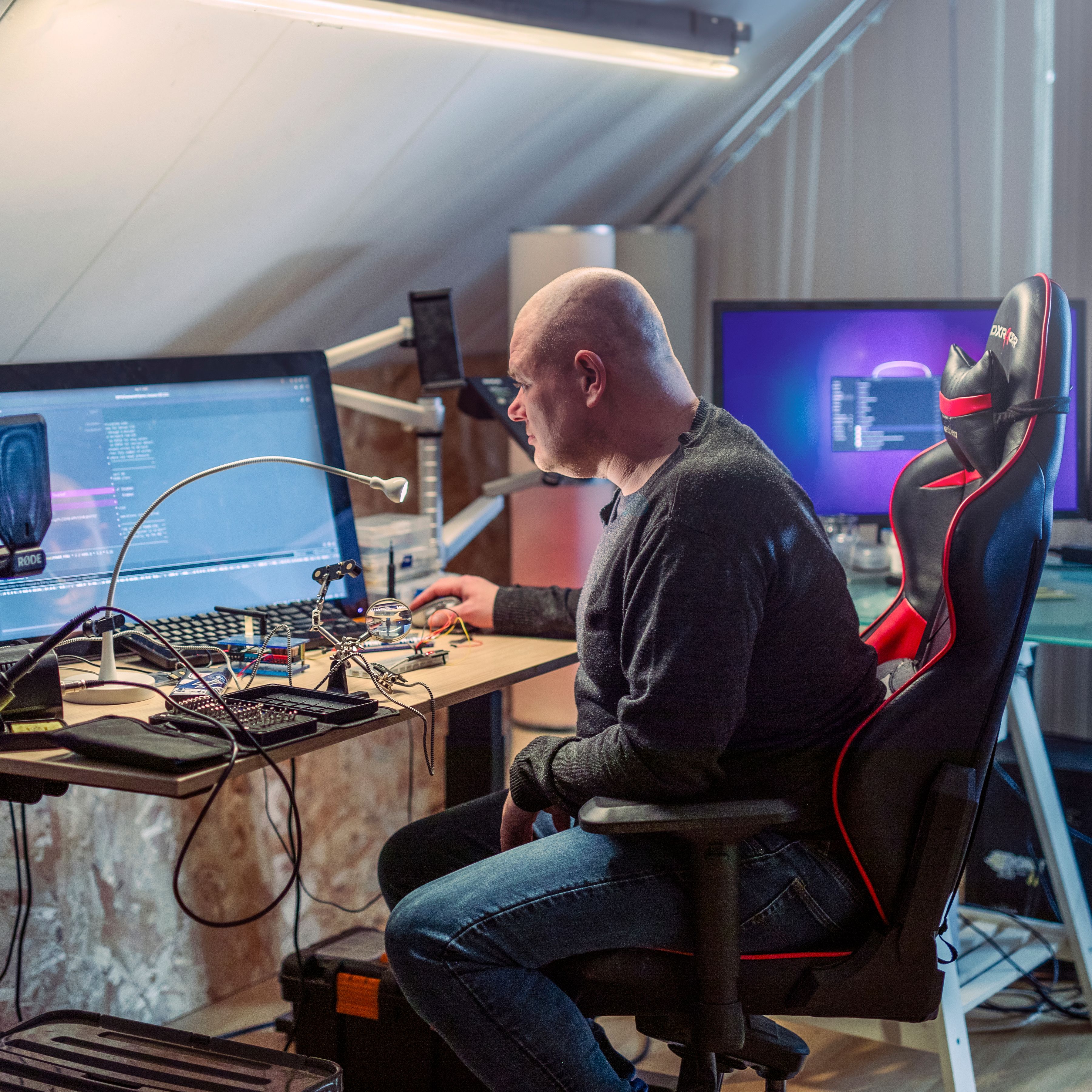 Man achter computer aan het solderen