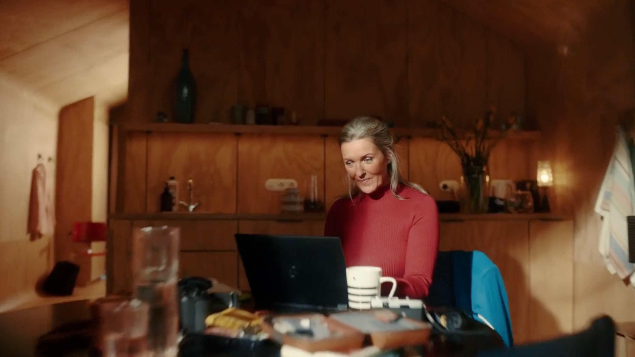 Vrouw thuis aan het werk