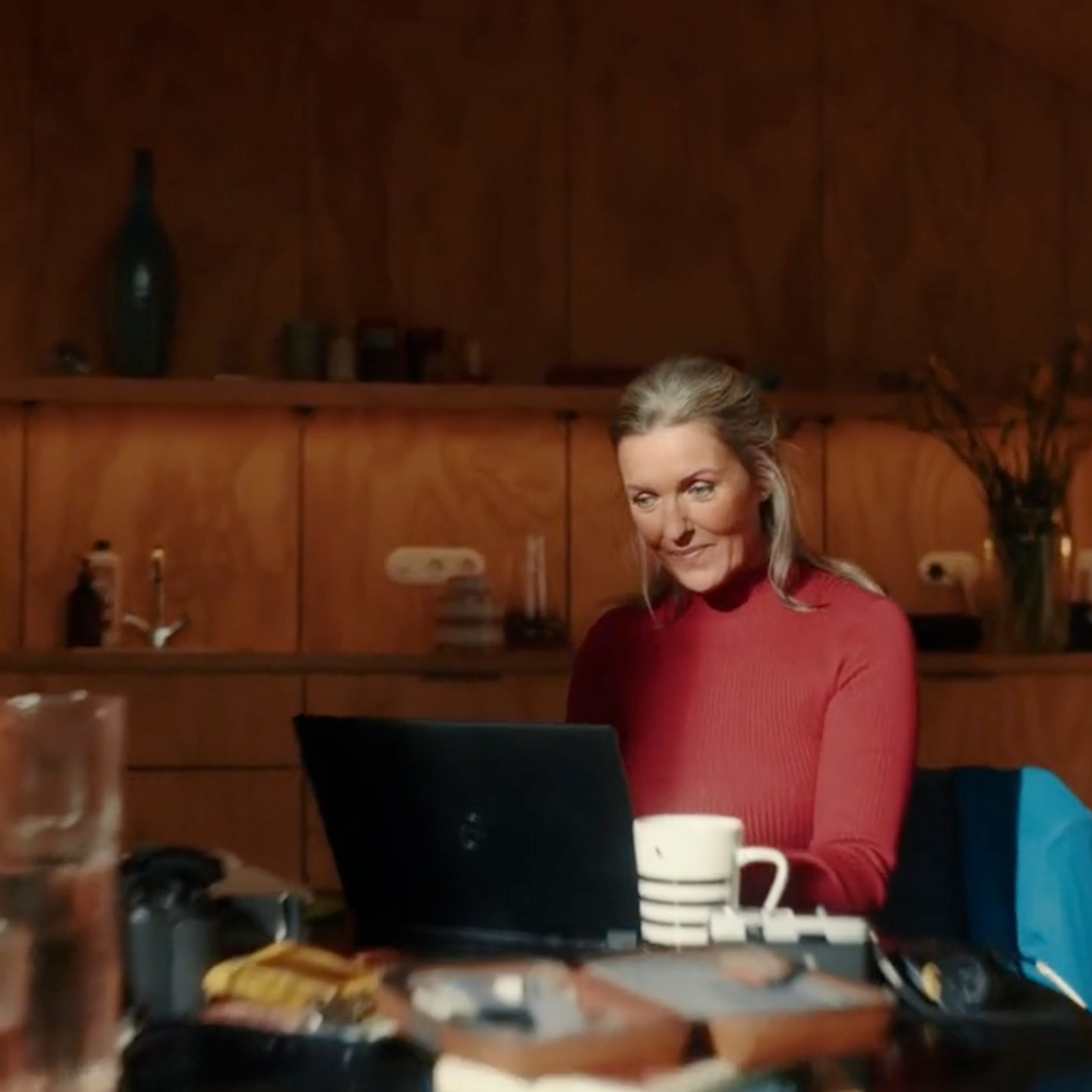 Vrouw thuis aan het werk