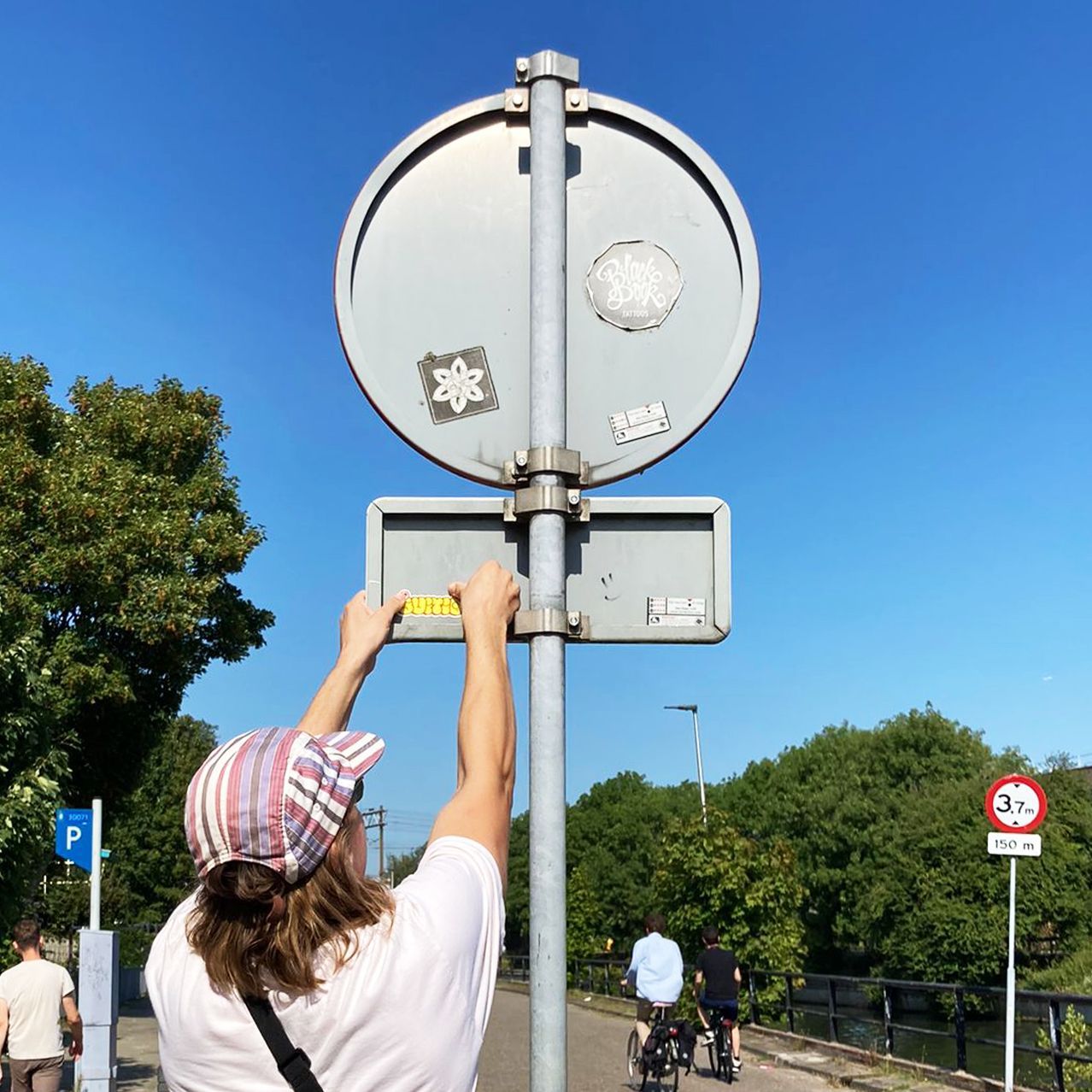Ralf plakt een sticker van Guitig