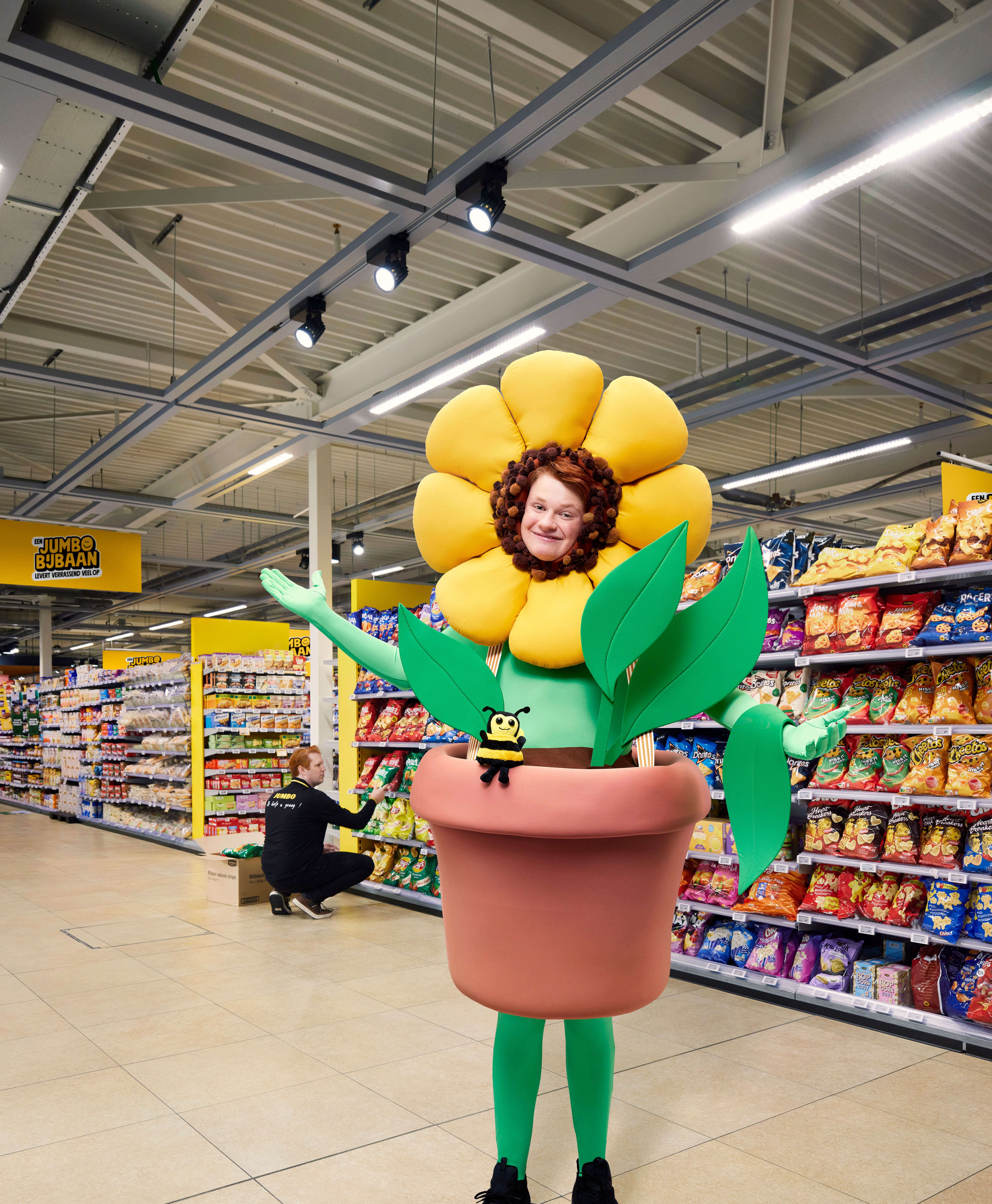 Meisje in supermarkt in een bloempot-outfit