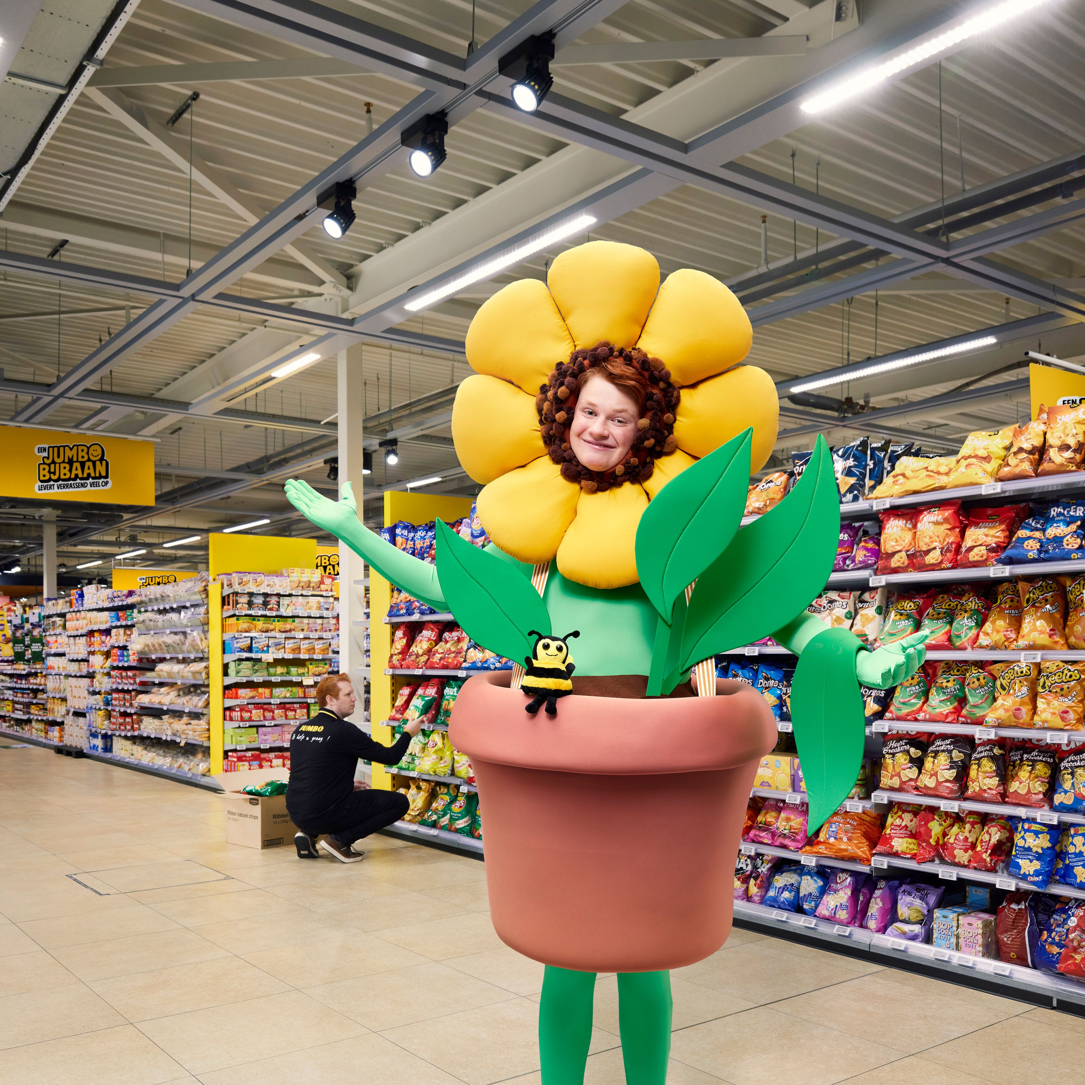 Meisje in supermarkt in een bloempot-outfit