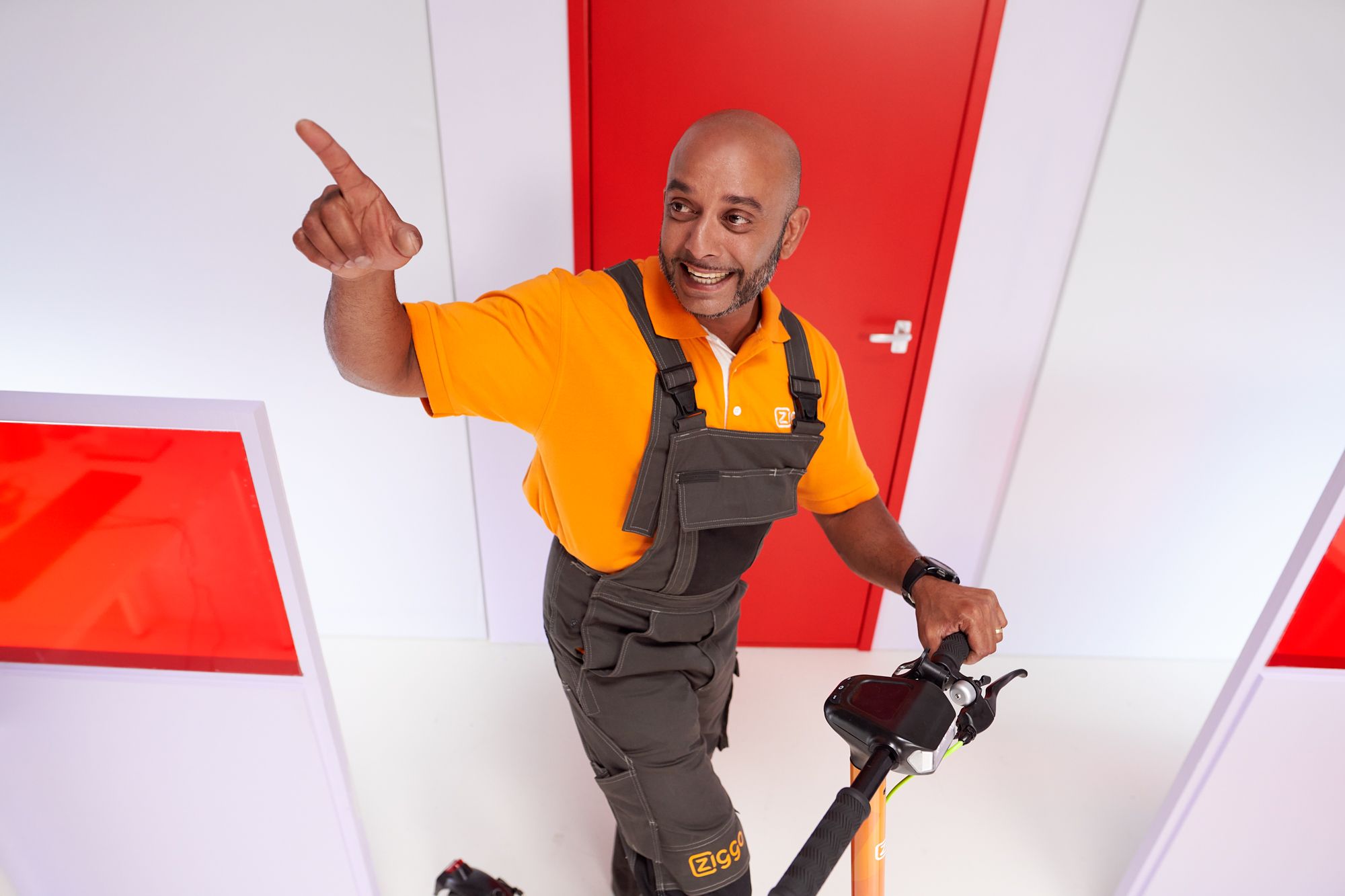 Wijzende man op step