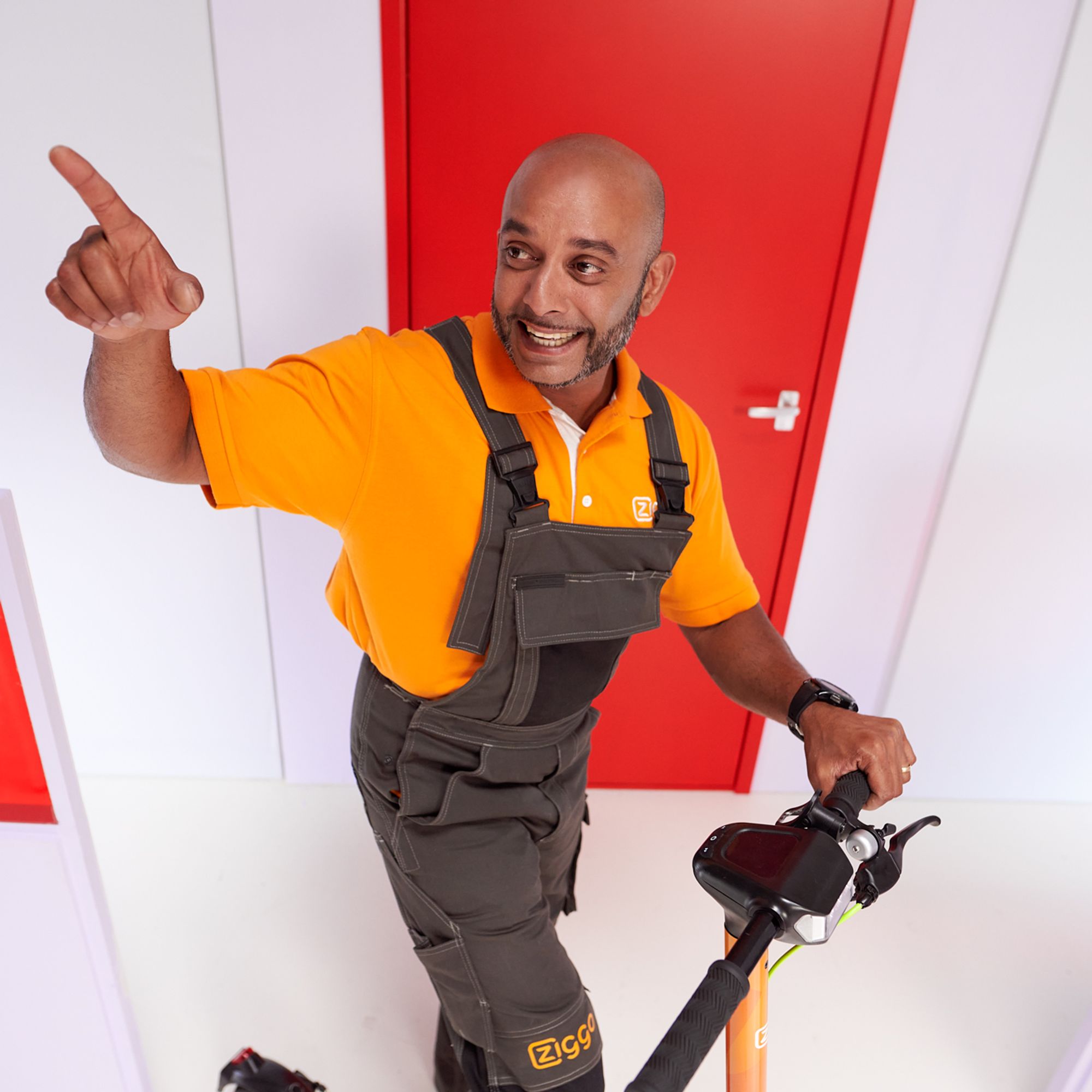 Wijzende man op step