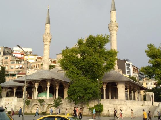 Mihrimah Sultan Mosque (İskele Camii) in Üsküdar, with its two tall minarets and green-domed ablution fountain, seen from İskele Meydanı.
