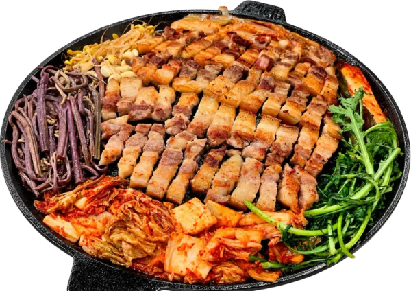 Chảo ba chỉ heo nướng cùng kim chi và rau