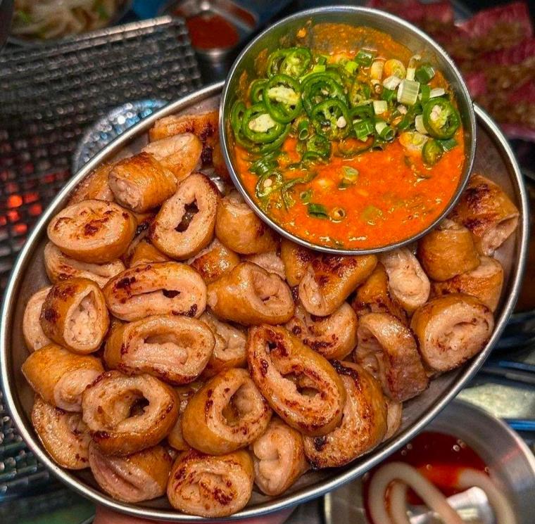 Khay nội tạng nướng với chén sốt cay