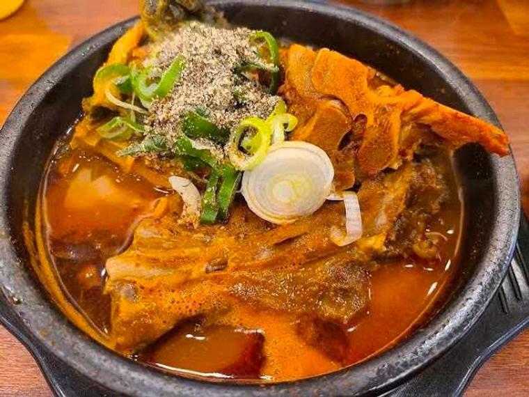 Nồi đá canh xương khoai tây