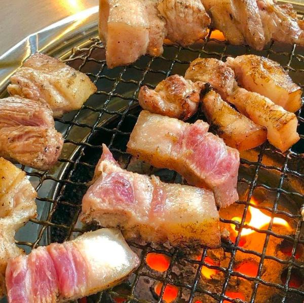 Thịt heo nướng trên vỉ than hoa