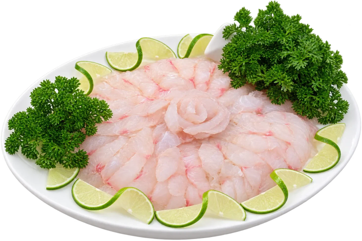 Đĩa sashimi cá tươi với chanh và rau mùi tây