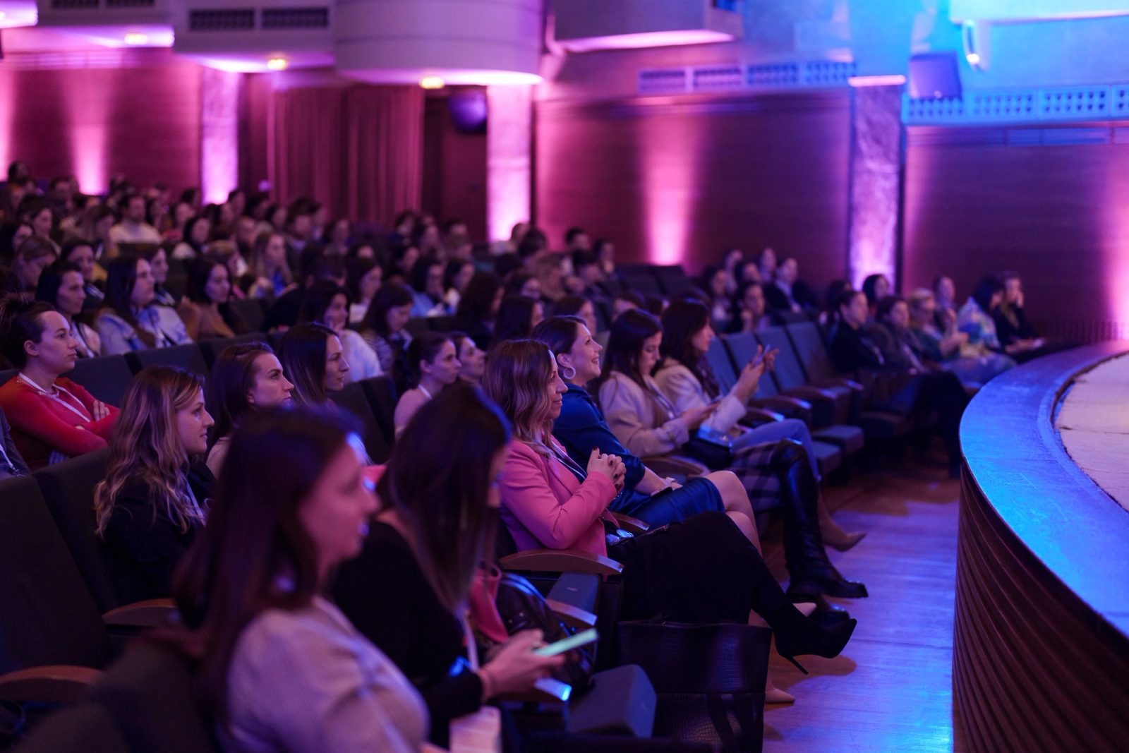 Najveća konferencija o roditeljstvu na ovim prostorima održava se drugu godinu za redom u velikoj sali pozorišta Opera&Theatre Madlenianum u Zemunu, u subotu 23. marta 2024. godine.