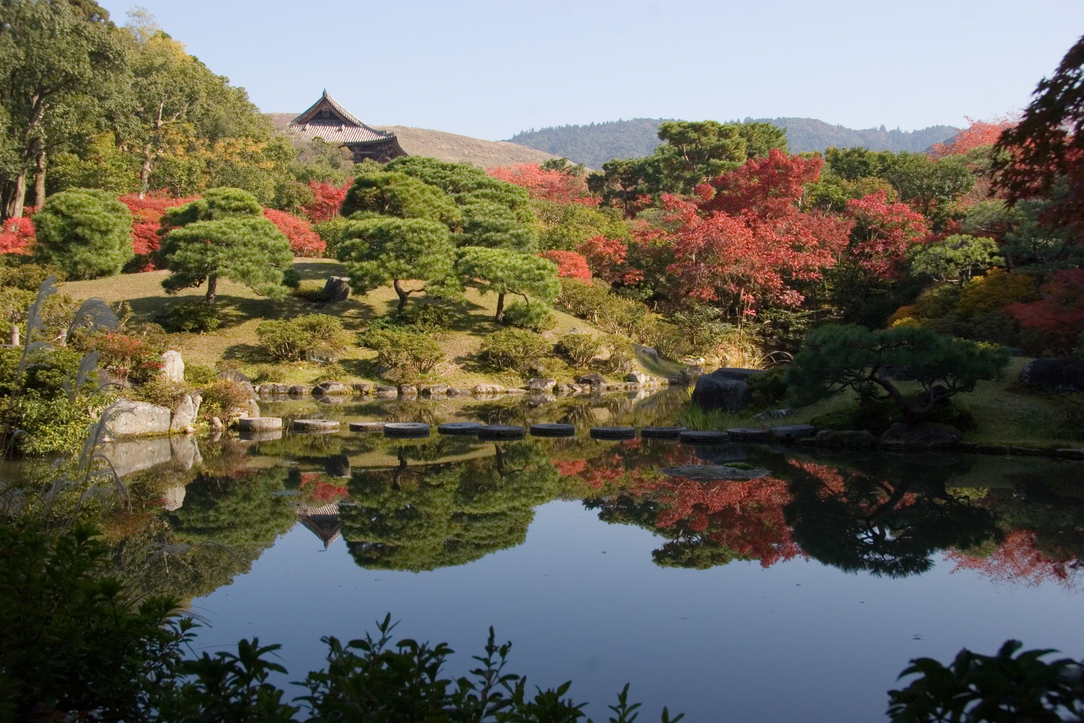 Isuien Garden - Borrowed Scenery and a Teahouse Pond
