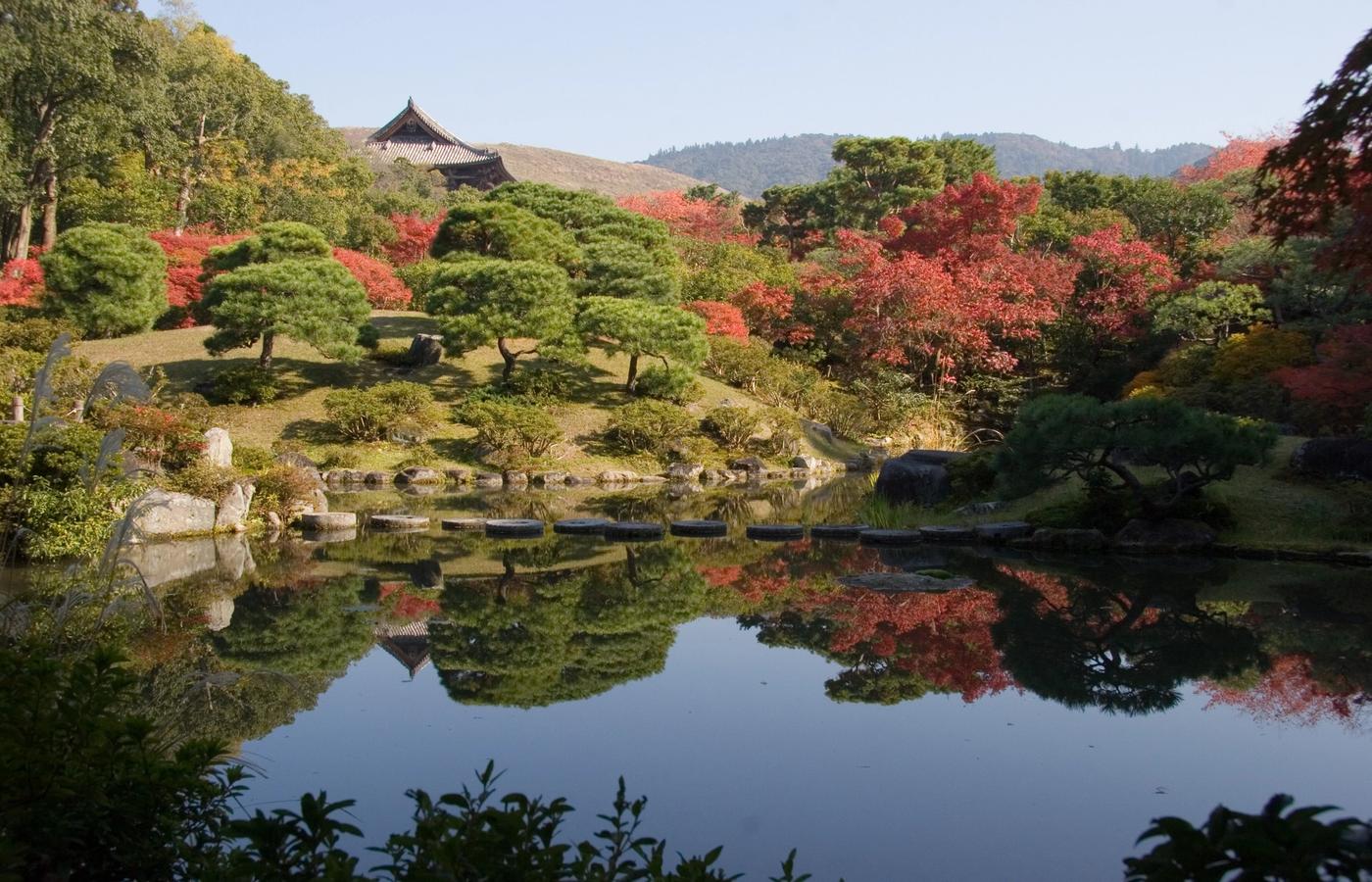Isuien Garden - Borrowed Scenery and a Teahouse Pond