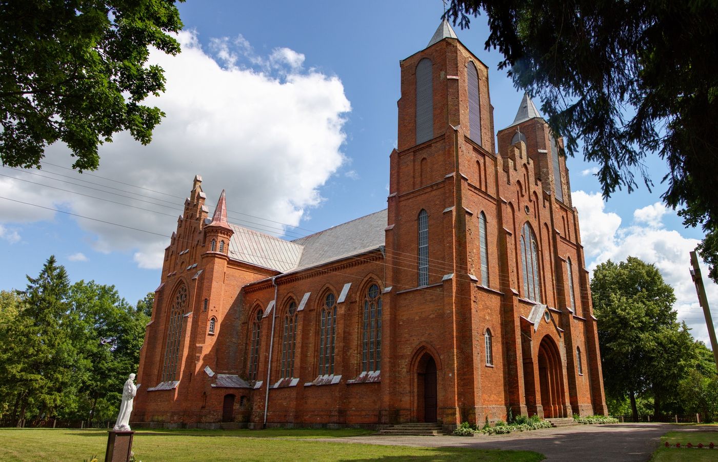 Girdiškė Church of Our Lady of the Snows - Altars Made of Whole Oak Trees