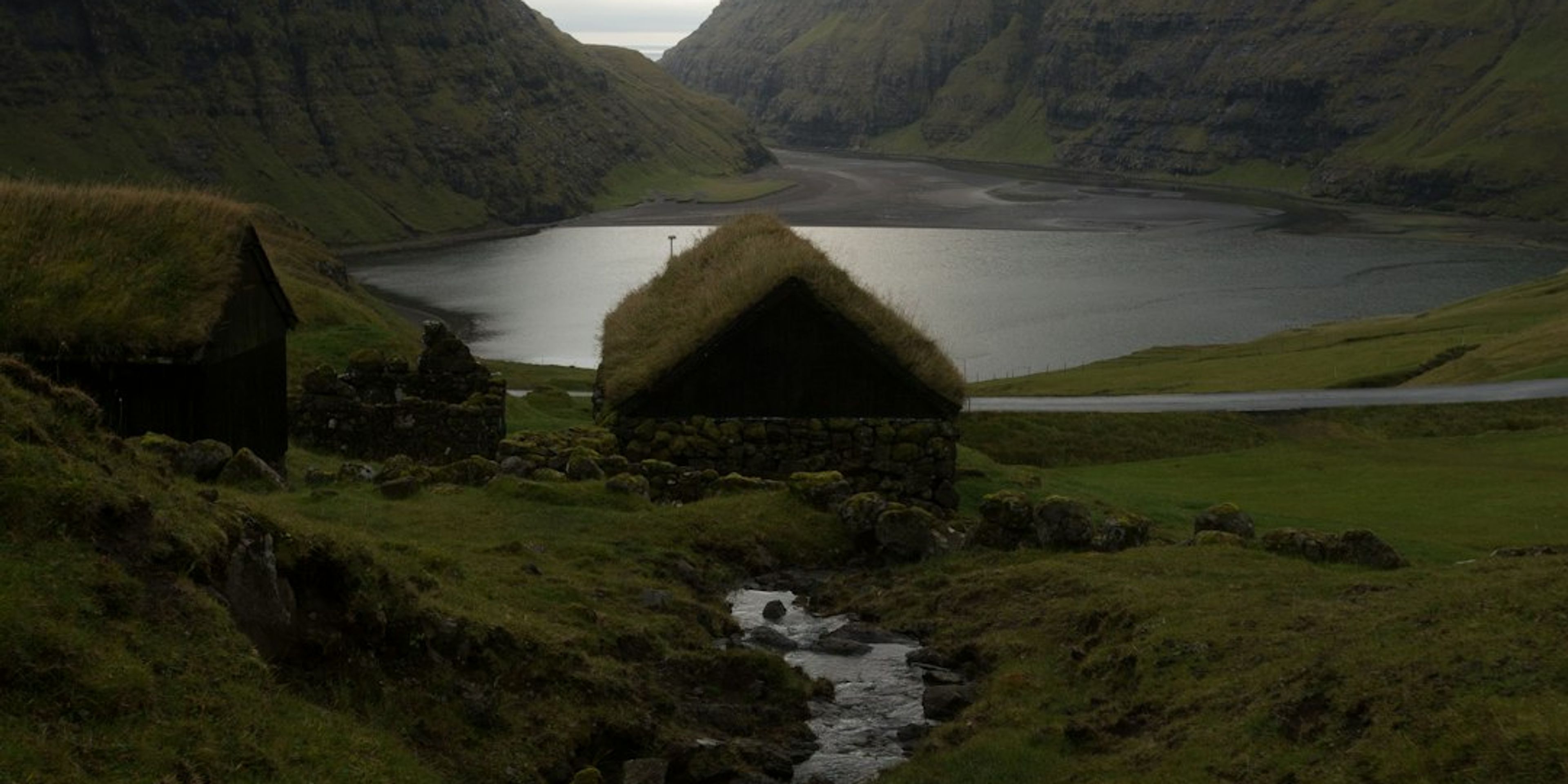 Hotels near Lake Agnes Tea House