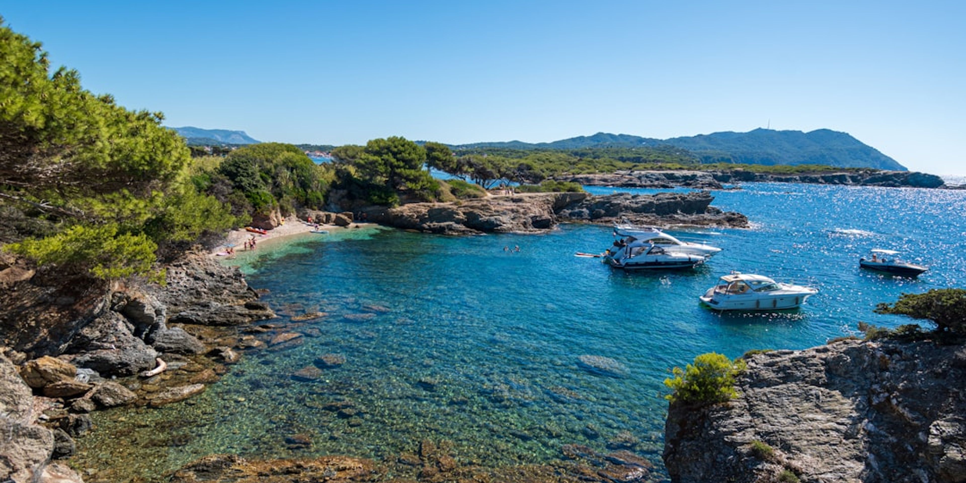 Hotels near Riviera Boat Trips