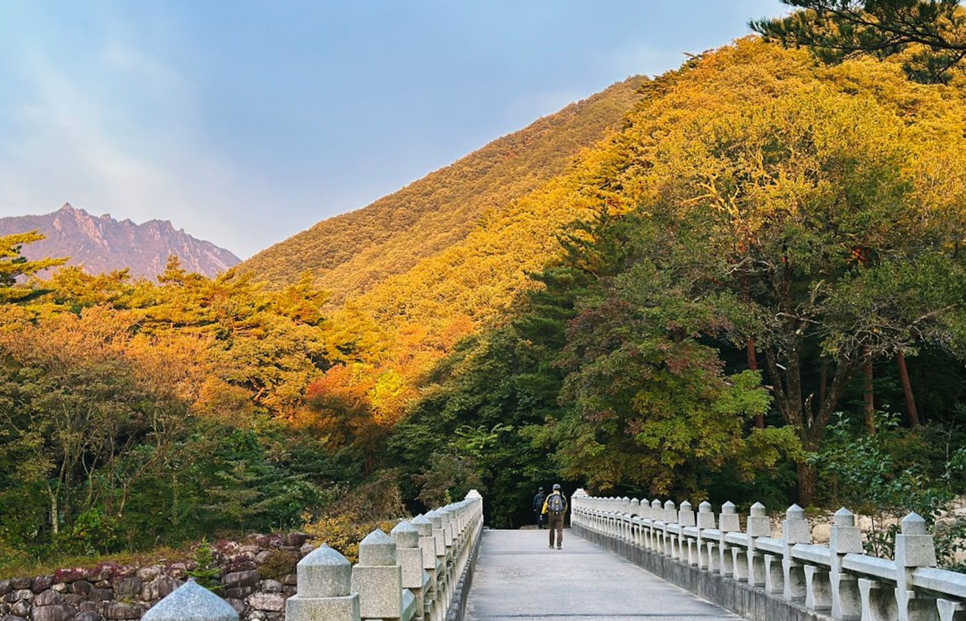 Seoraksan National Park - Korea's Earliest Autumn Colour