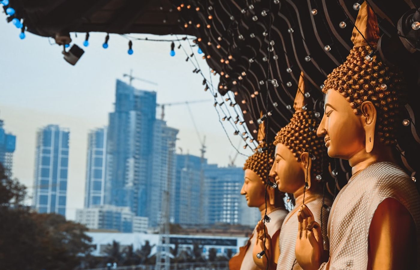 Gangaramaya Temple - A Working Buddhist Temple and Museum on Beira Lake