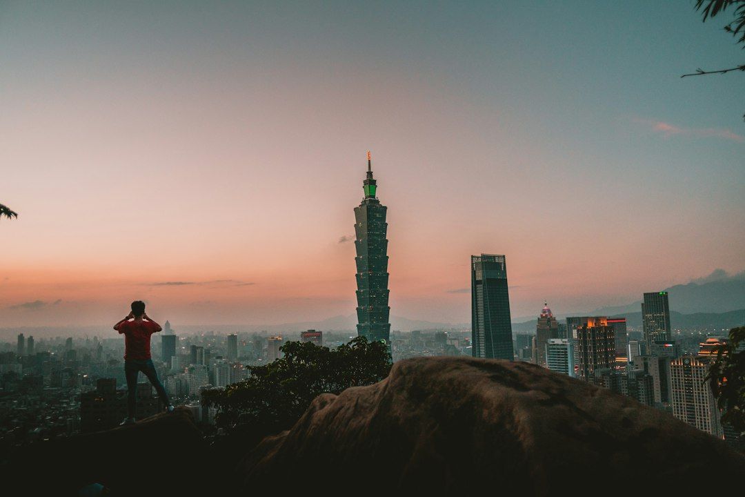 Elephant Mountain (Xiangshan) - The Classic Taipei 101 Sunset Climb