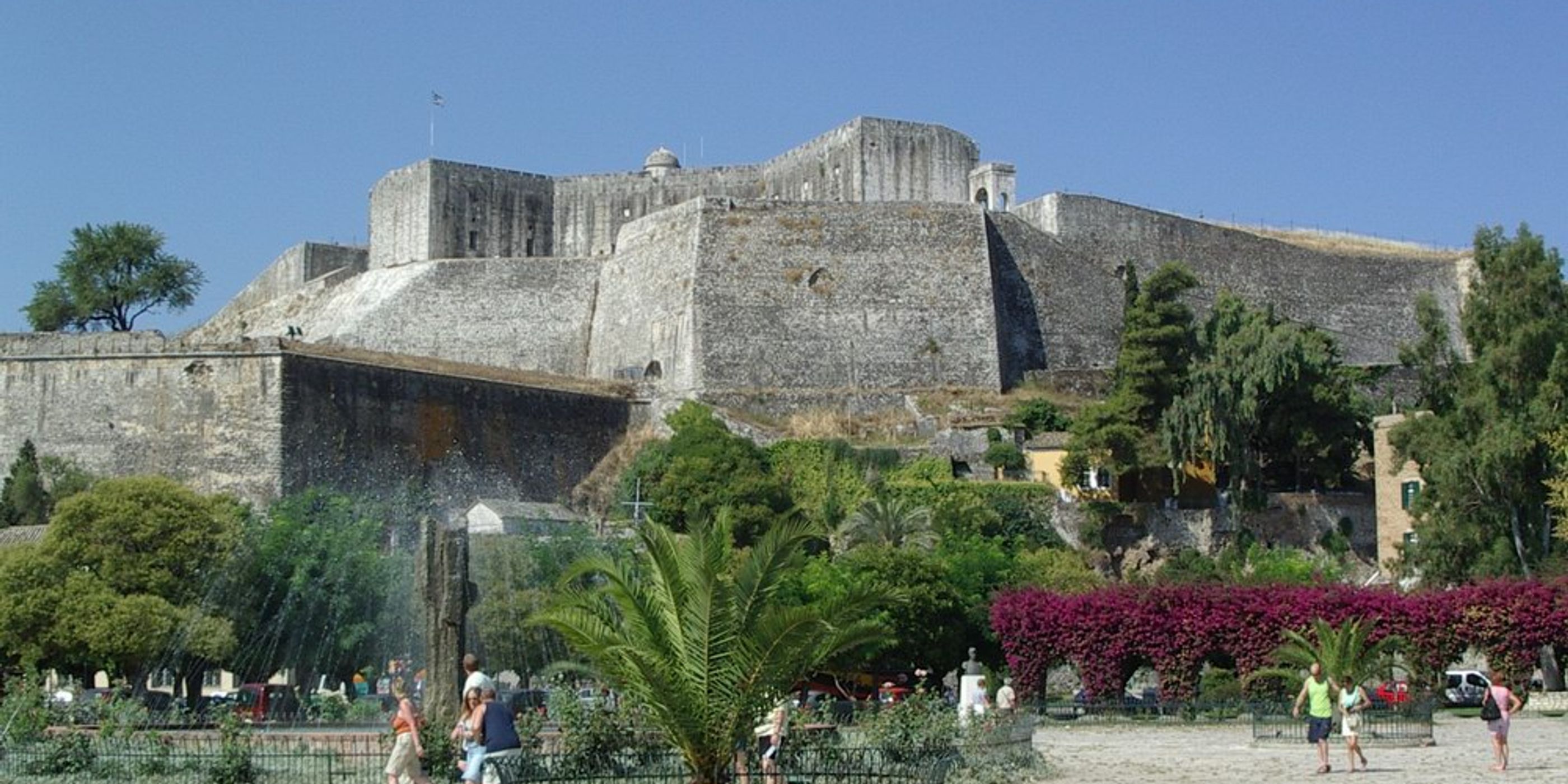 Hotels near New Fortress (Neo Frourio)