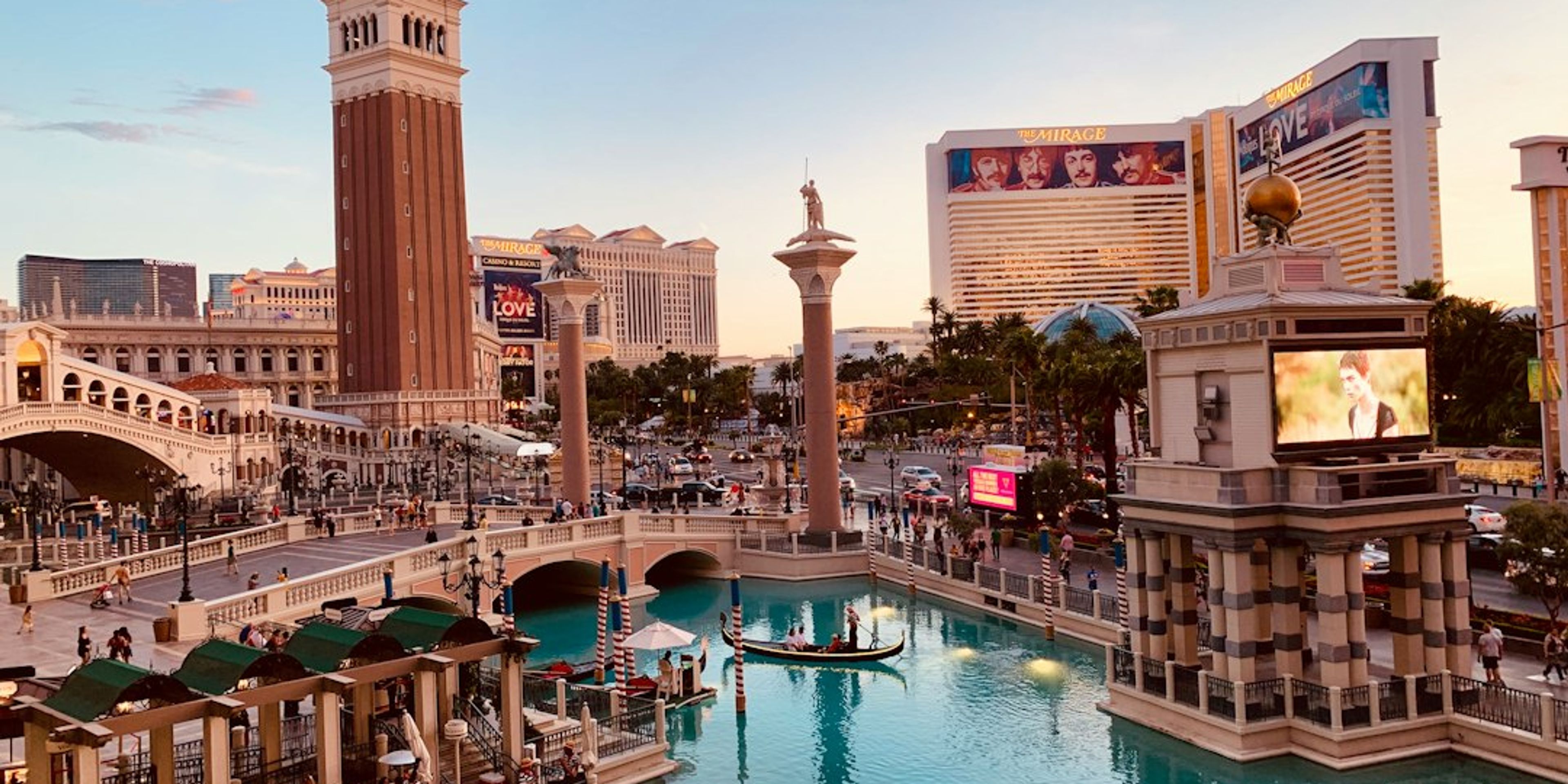 Las Vegas in October: Weather, Pool Season and Shows
